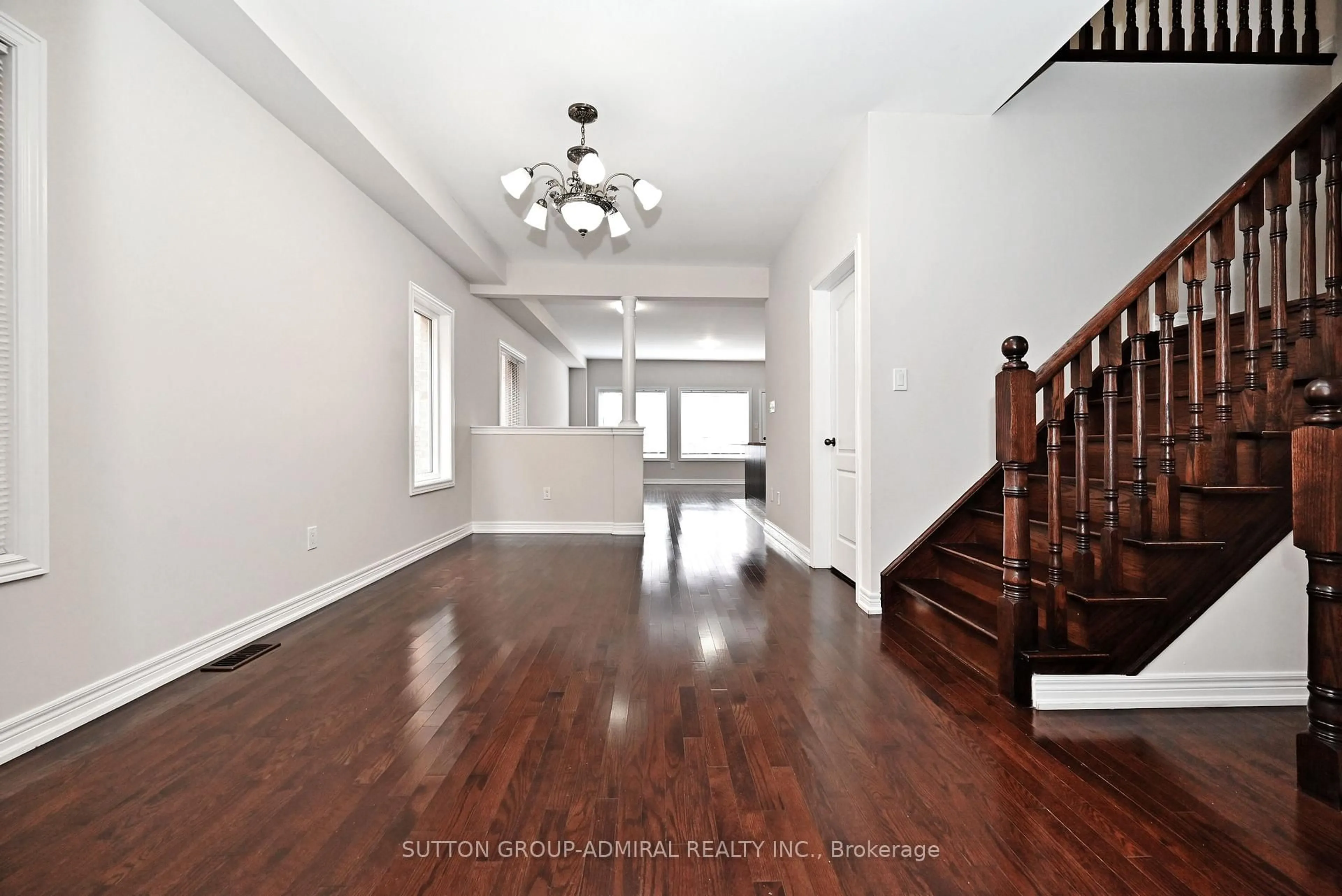 Indoor foyer for 110 Southdown Ave, Vaughan Ontario L6A 4N3