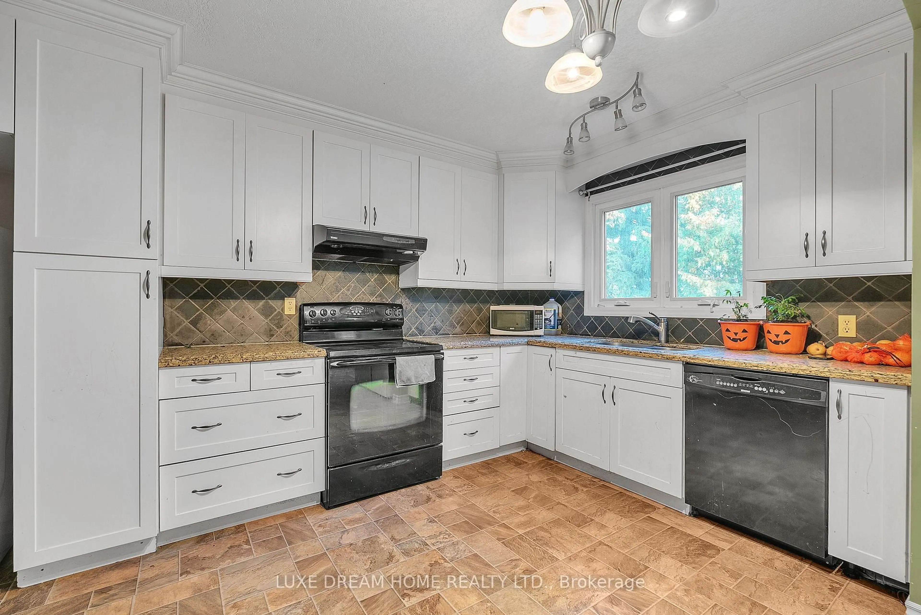 Open concept kitchen, ceramic/tile floor for 175 Albert St, New Tecumseth Ontario L9R 1W8