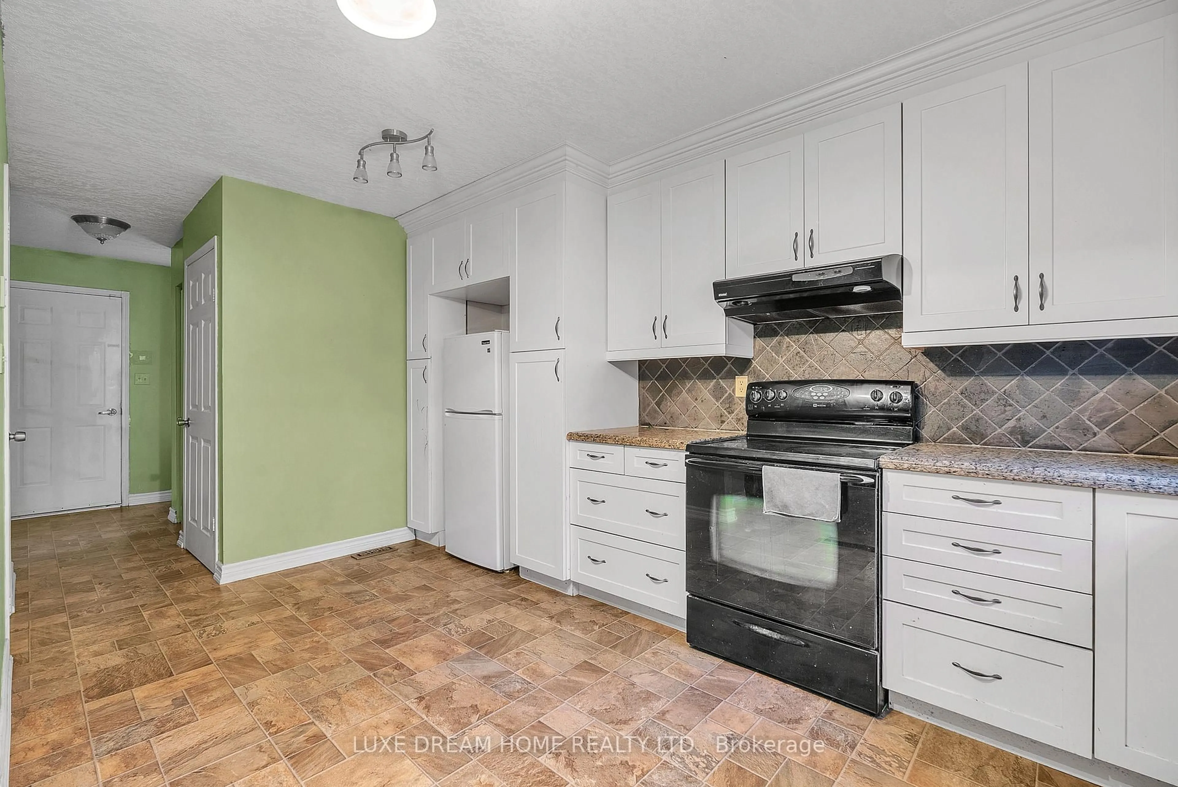 Standard kitchen, unknown for 175 Albert St, New Tecumseth Ontario L9R 1W8