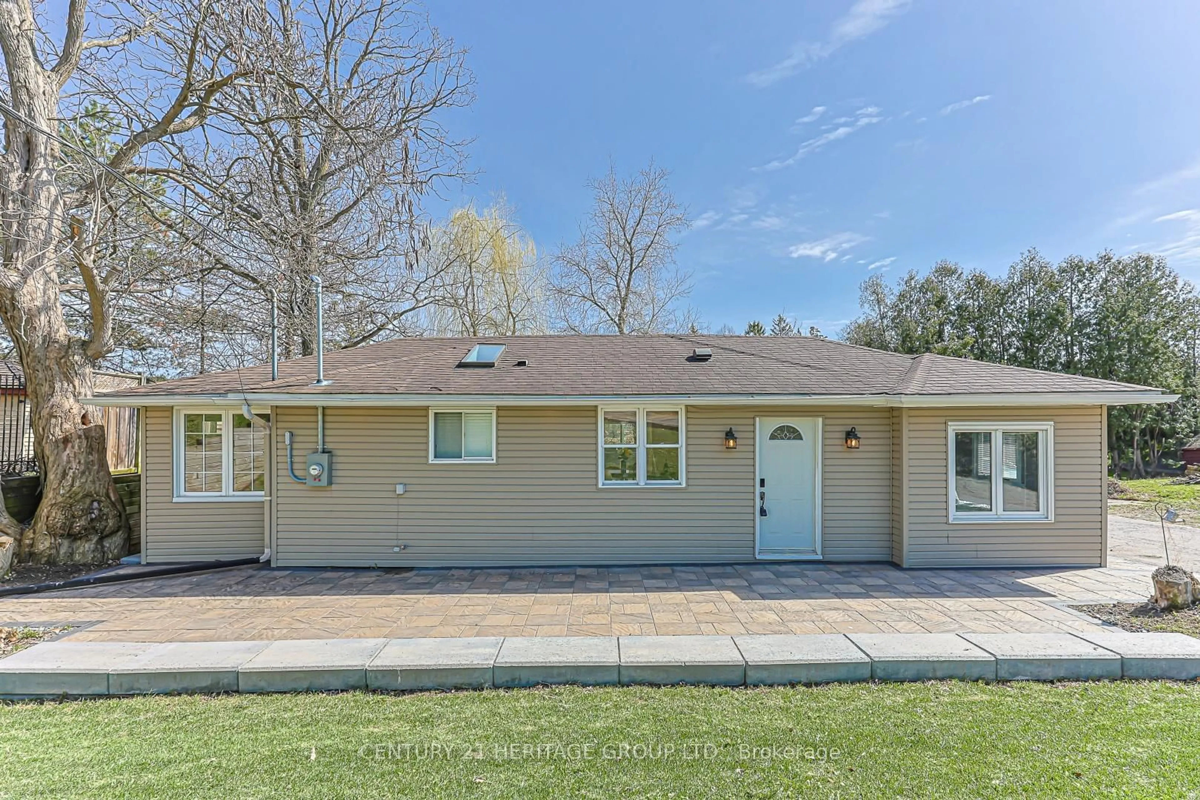 Home with vinyl exterior material, street for 31 Mitchell Ave, Whitchurch-Stouffville Ontario L4A 7X3