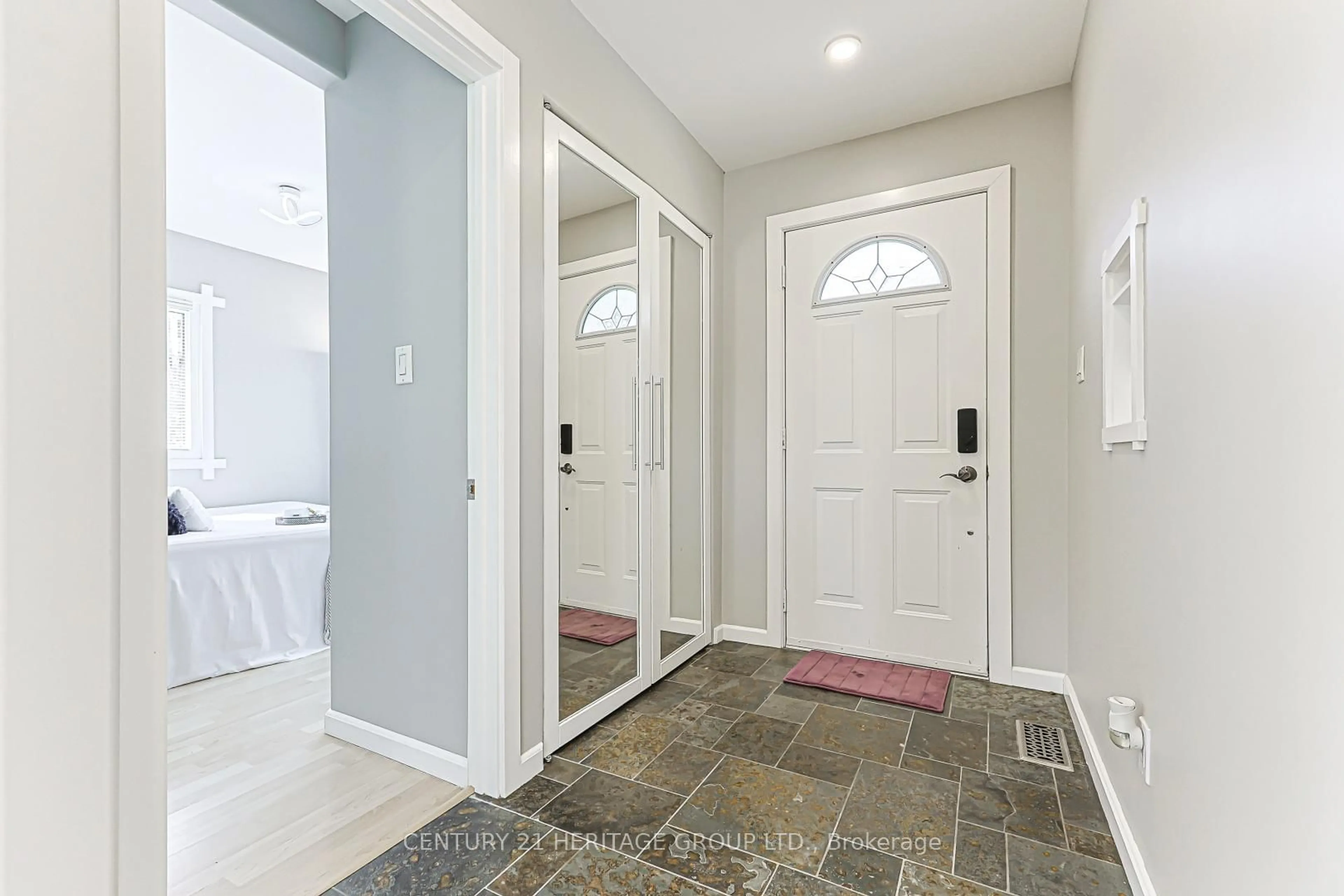 Indoor entryway for 31 Mitchell Ave, Whitchurch-Stouffville Ontario L4A 7X3