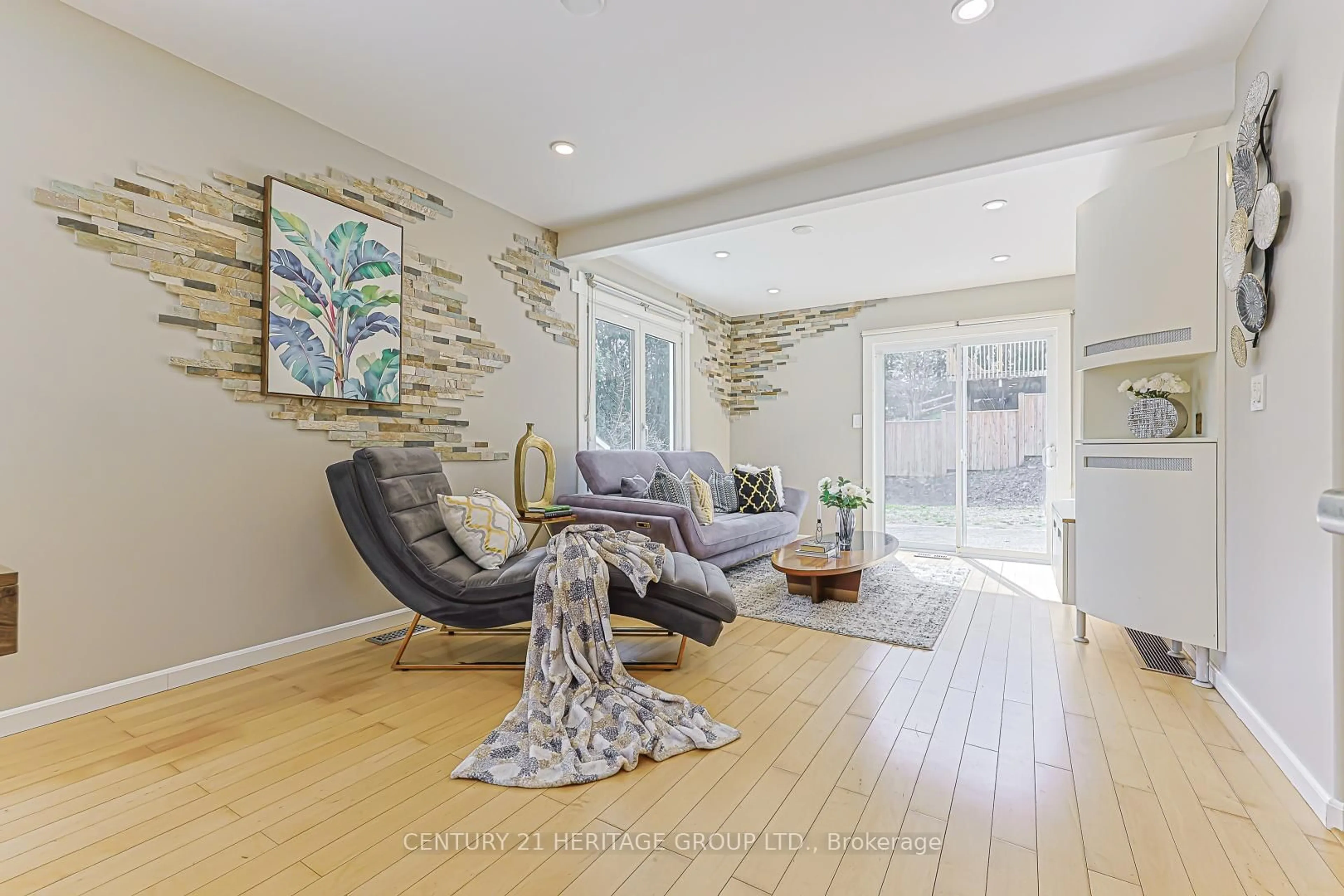 Living room with furniture, unknown for 31 Mitchell Ave, Whitchurch-Stouffville Ontario L4A 7X3