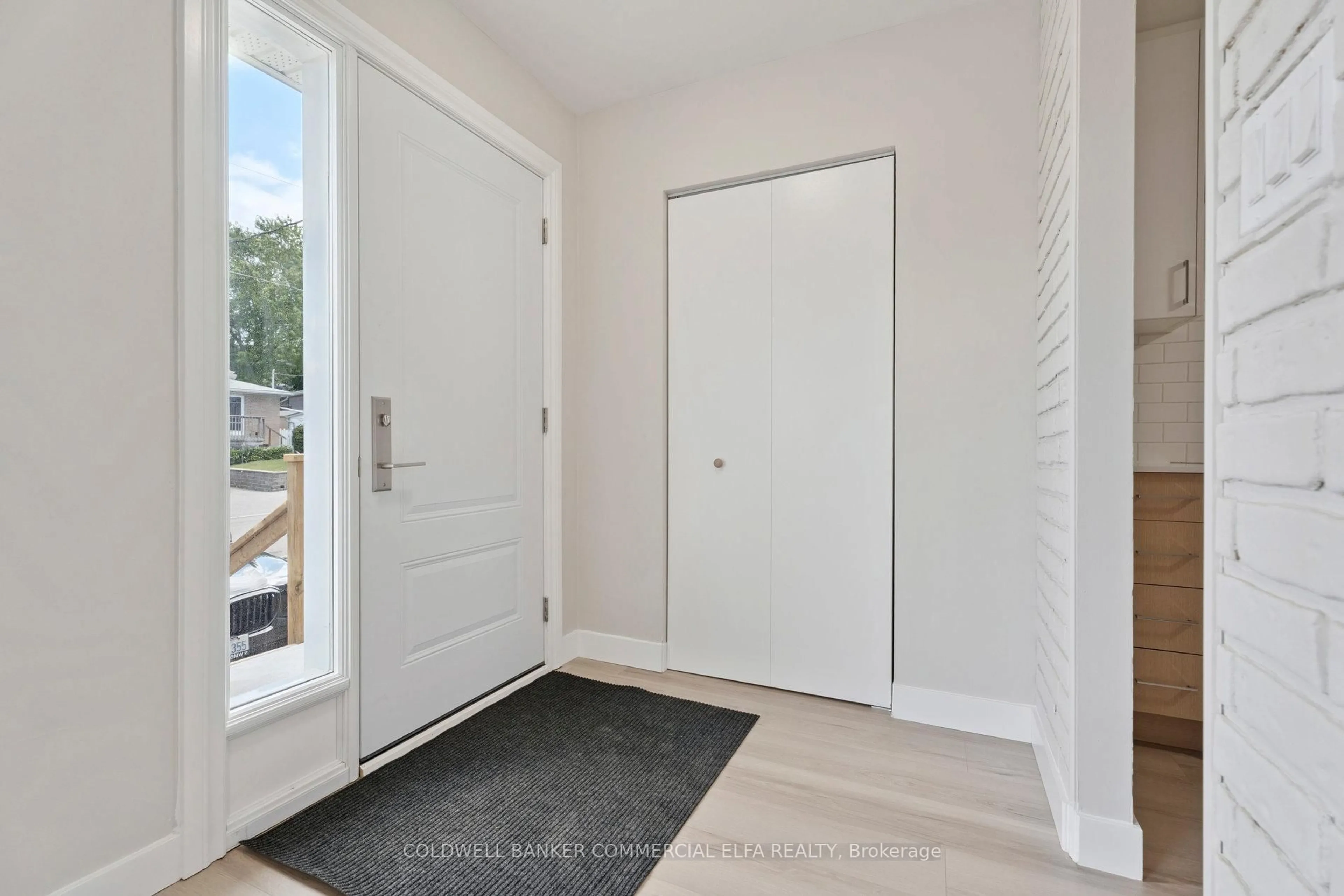 Indoor entryway for 741 Sunnypoint Dr, Newmarket Ontario L3Y 2Z7