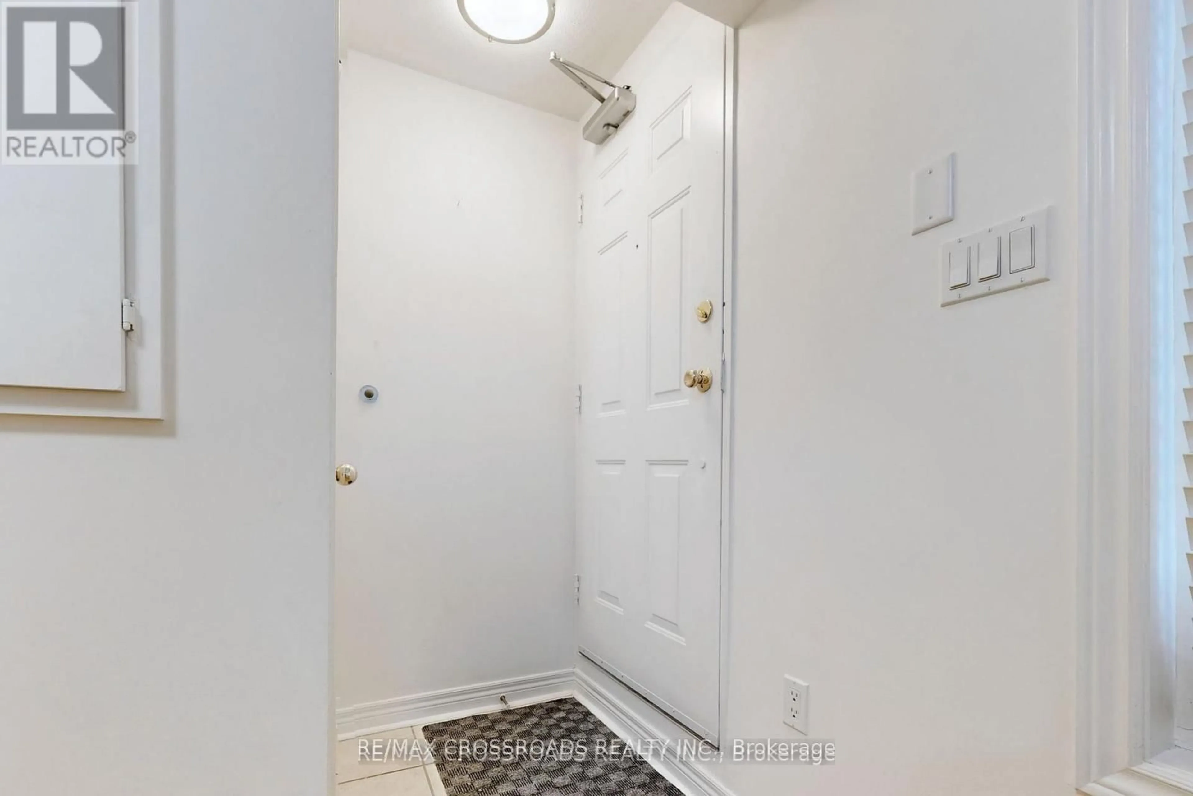 Indoor entryway for 312 John St #181, Markham Ontario L3T 0A7