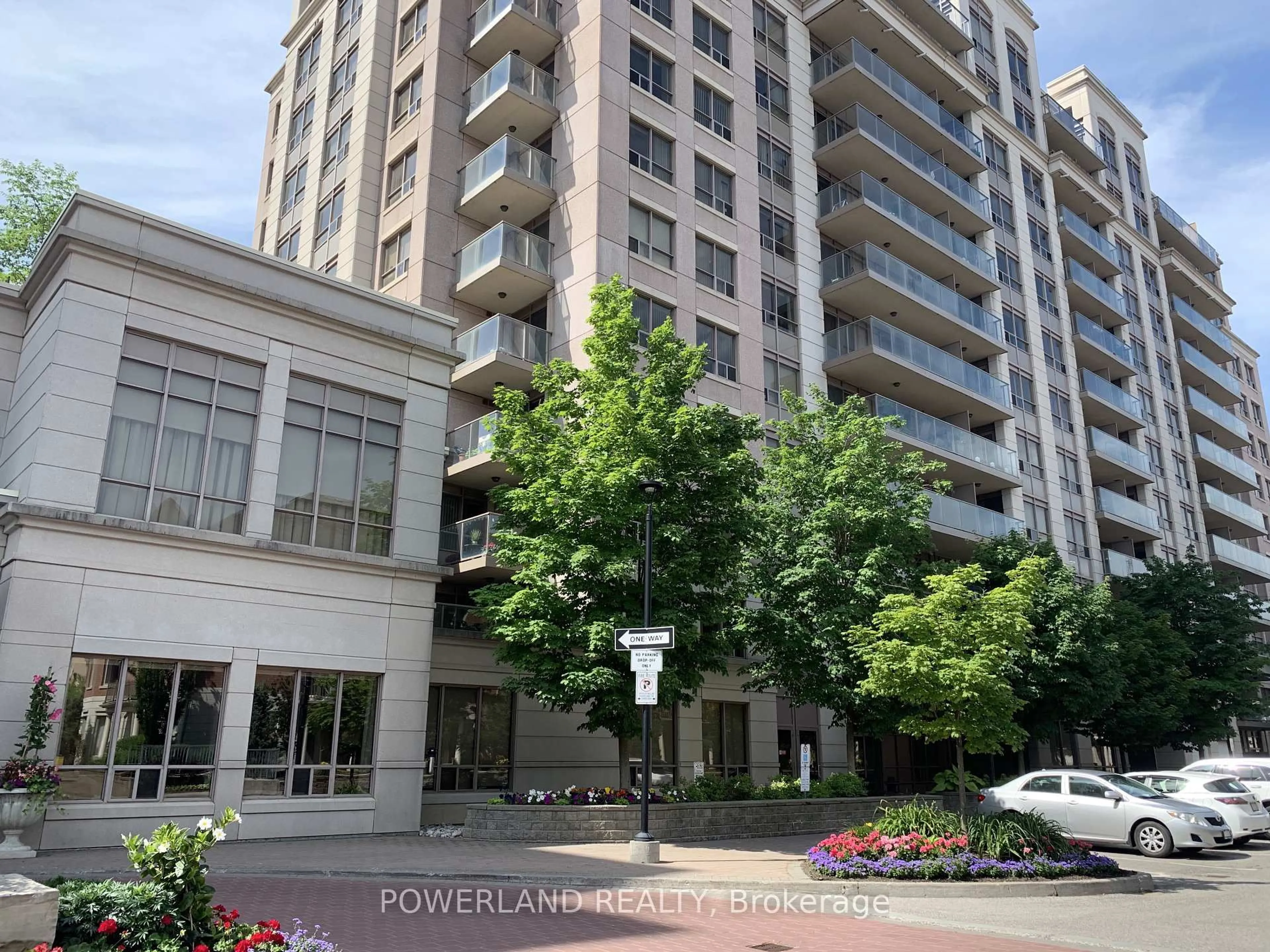 Indoor foyer for 37 Galleria Pkwy #LPH10, Markham Ontario L3T 0A5