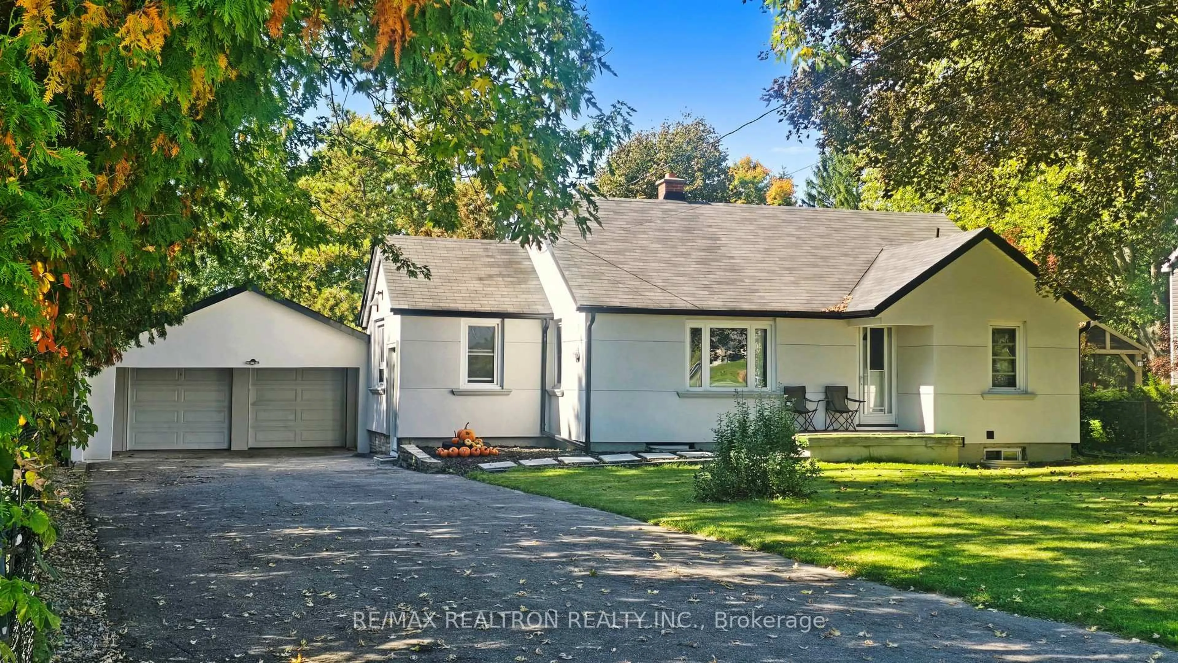 Home with vinyl exterior material, street for 14376 Jane St, King Ontario L7B 1A3