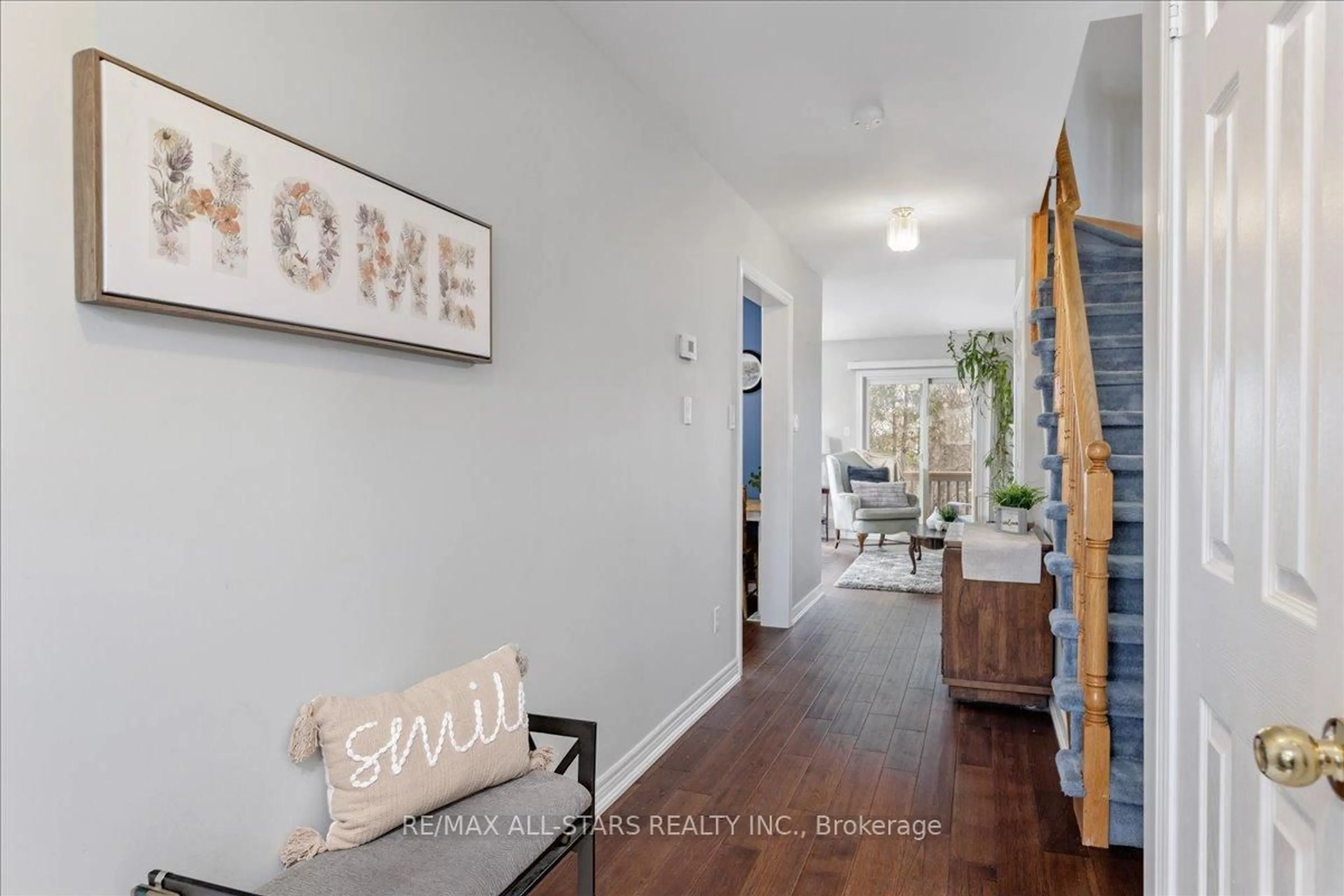 Indoor entryway for 32 Lancaster Crt, Georgina Ontario L4P 4A1