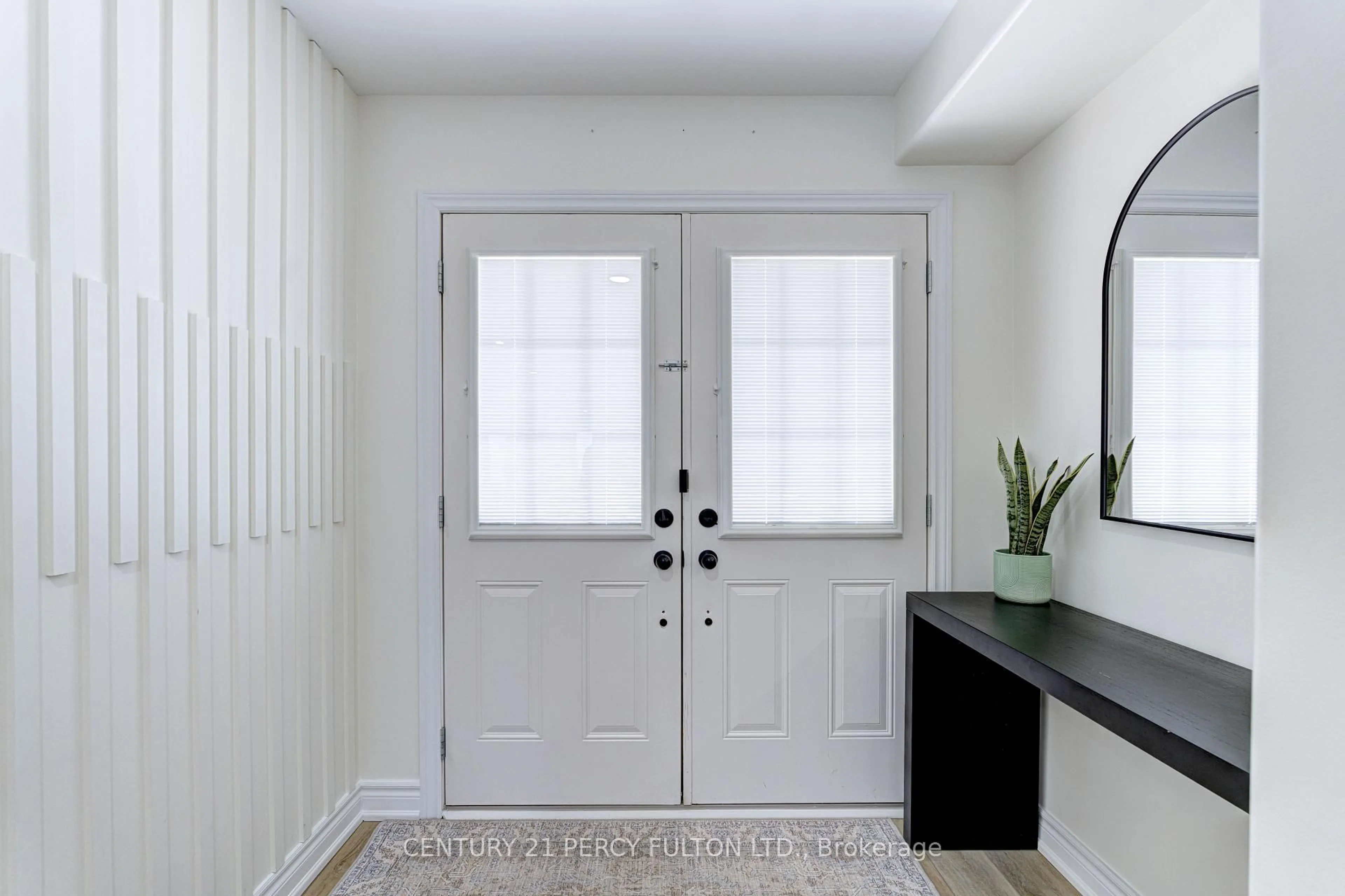 Indoor entryway for 84 Anderson Rd, New Tecumseth Ontario L9R 0B2