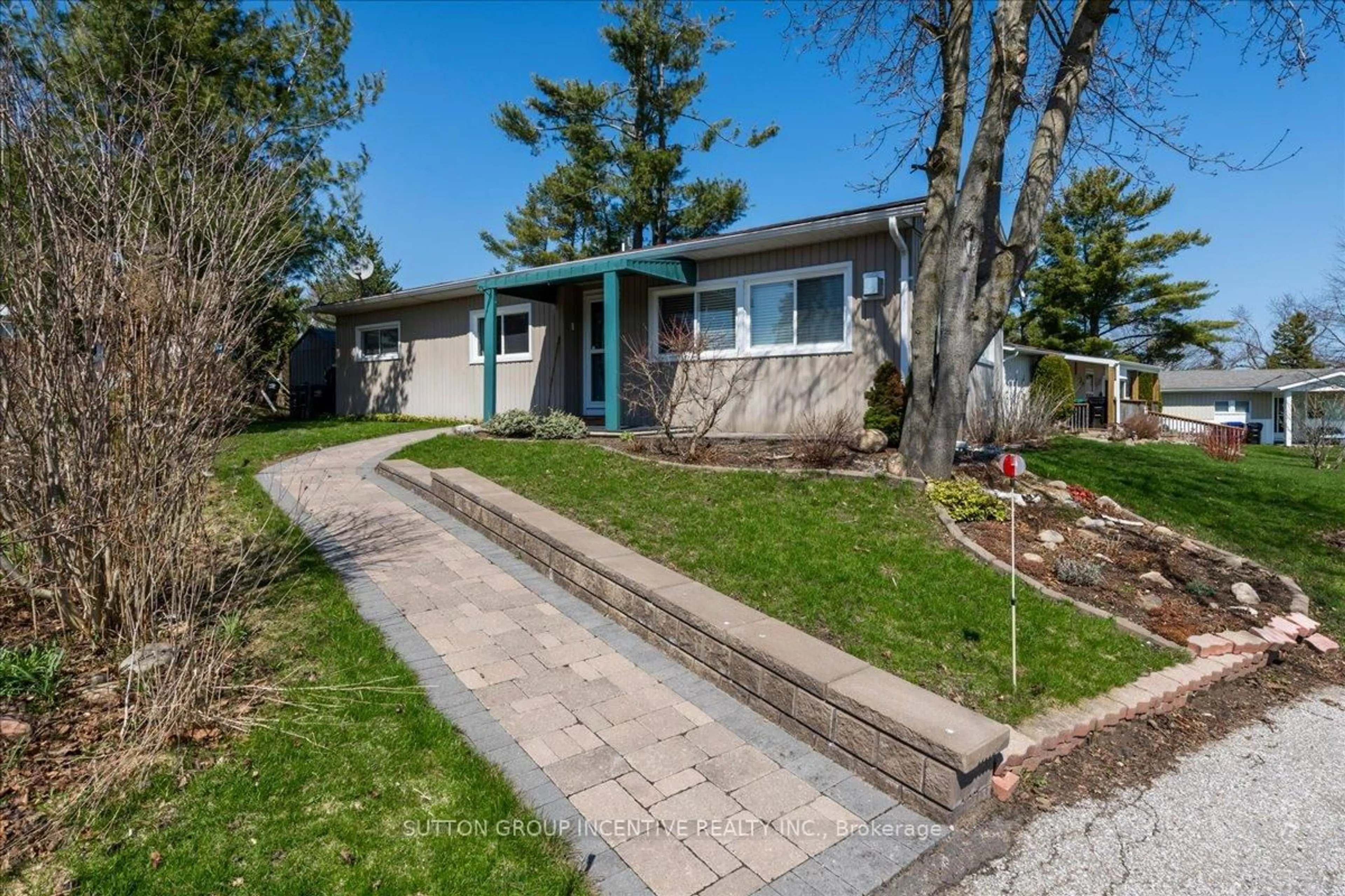 Home with vinyl exterior material, street for 18 Trefoil Dr, Innisfil Ontario L9S 1P7