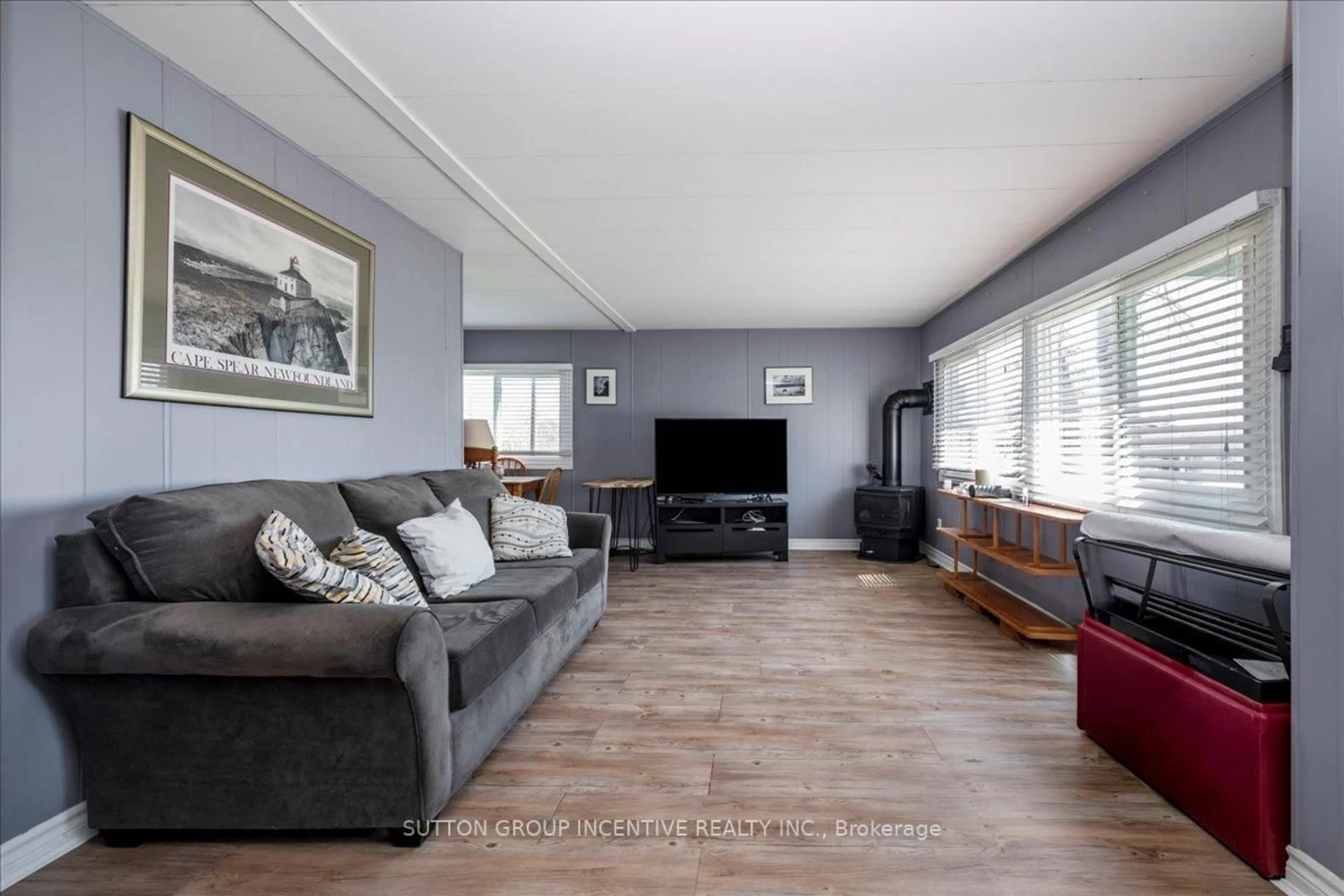 Living room with furniture, wood/laminate floor for 18 Trefoil Dr, Innisfil Ontario L9S 1P7