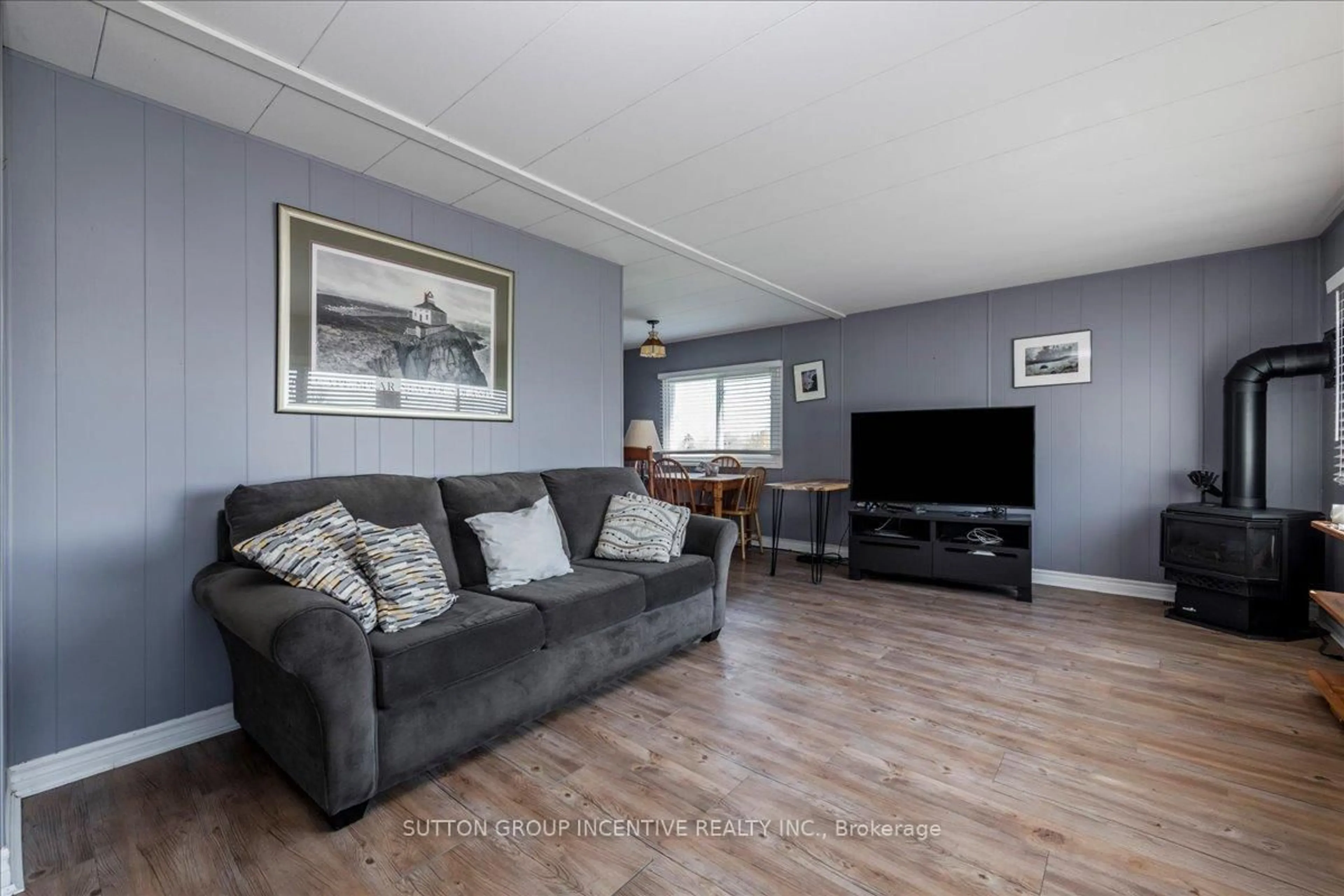 Living room with furniture, wood/laminate floor for 18 Trefoil Dr, Innisfil Ontario L9S 1P7