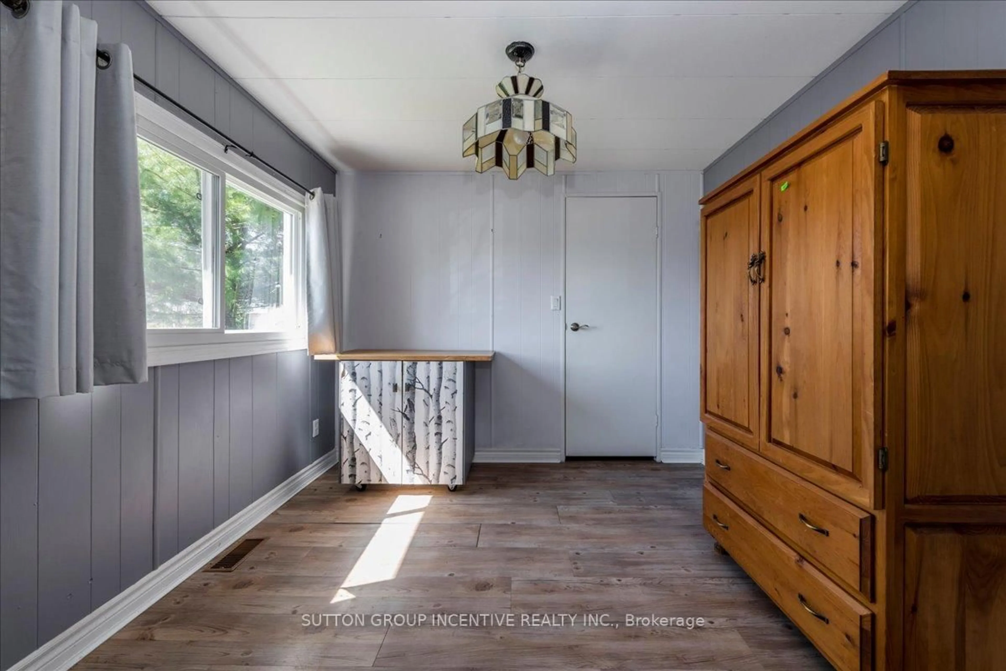 Indoor entryway for 18 Trefoil Dr, Innisfil Ontario L9S 1P7