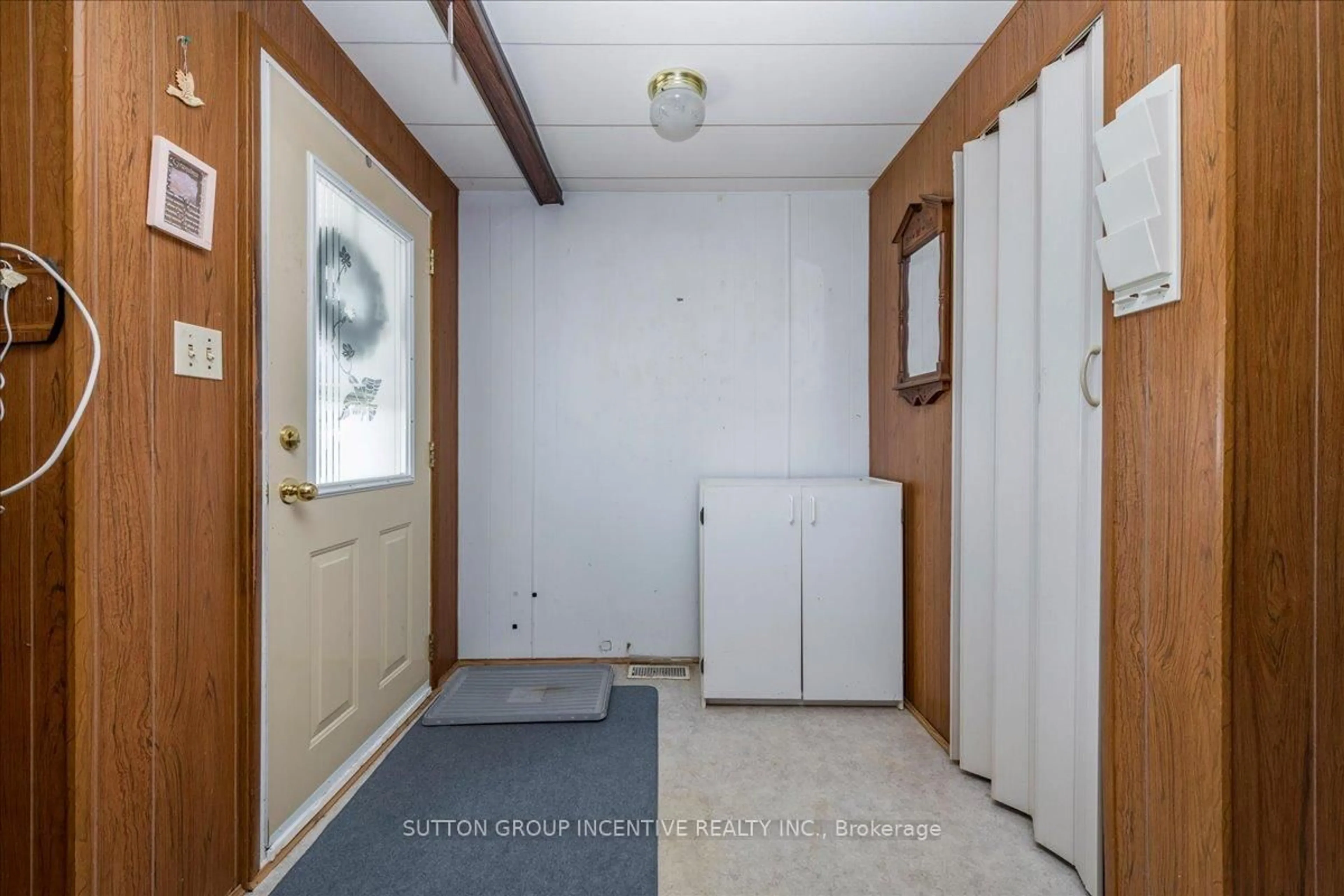 Indoor entryway for 2 Mimosa Cres, Innisfil Ontario L9S 1P7