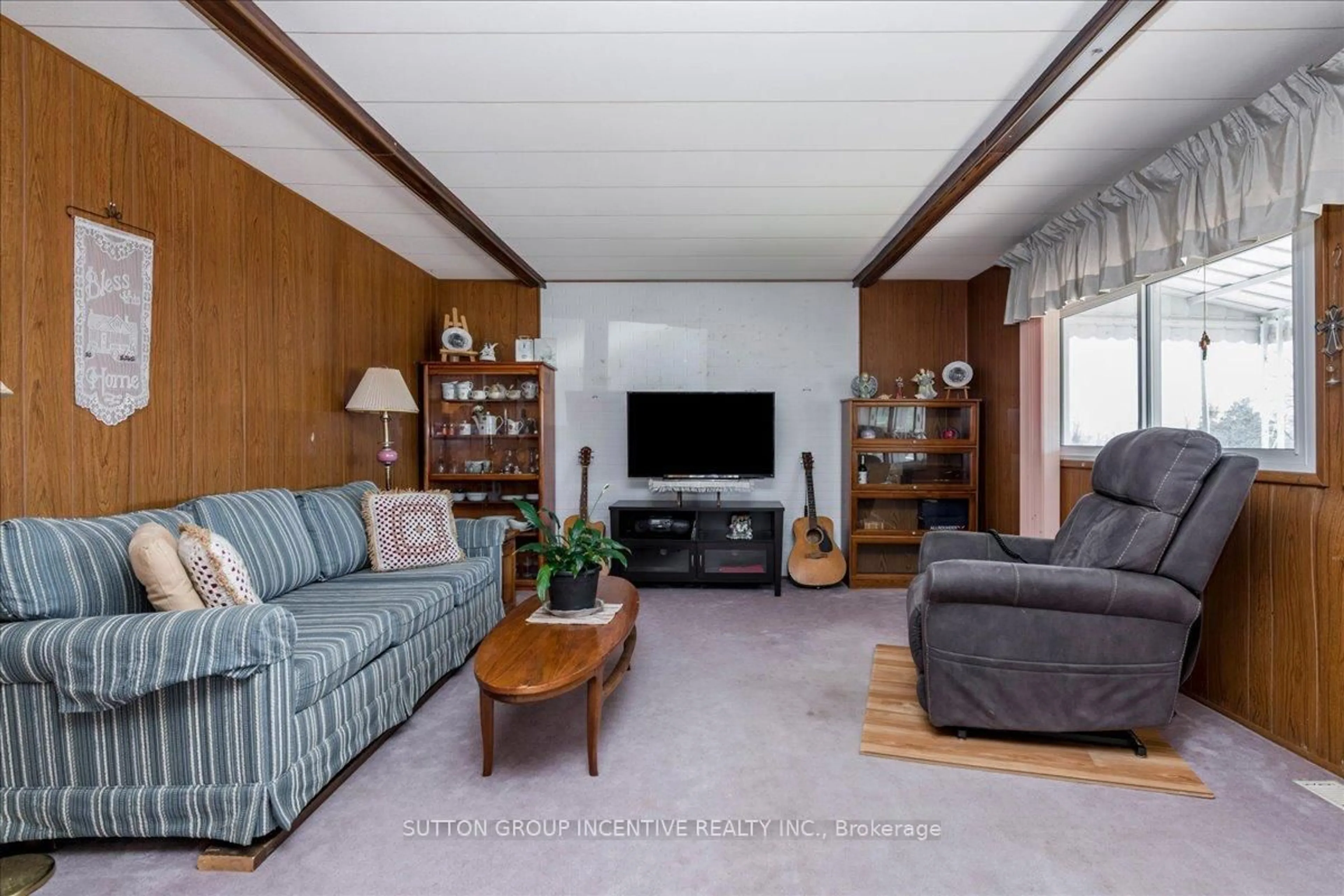 Living room with furniture, unknown for 2 Mimosa Cres, Innisfil Ontario L9S 1P7