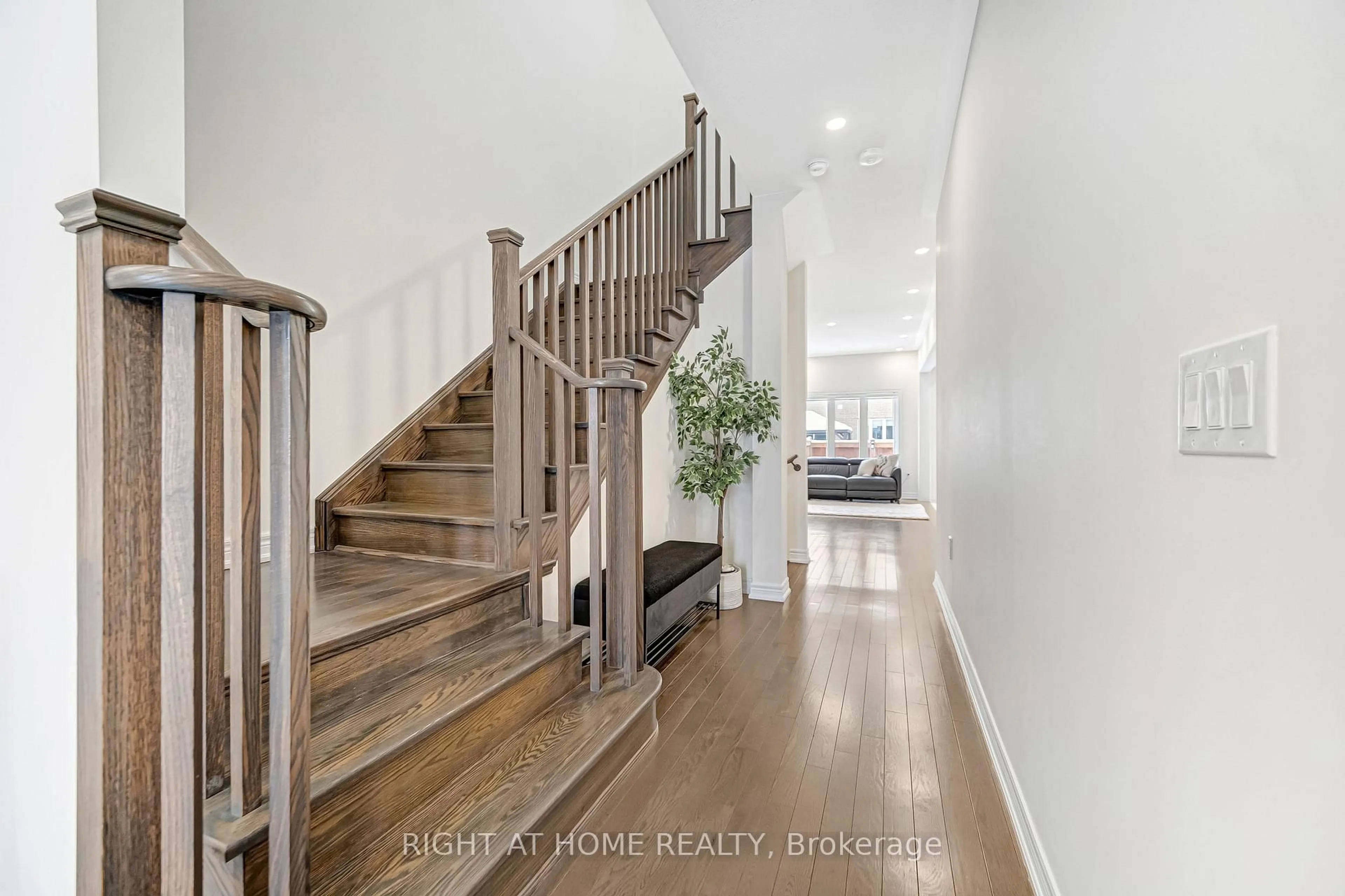 Indoor entryway for 52 Veterans St, Bradford West Gwillimbury Ontario L3Z 4L4