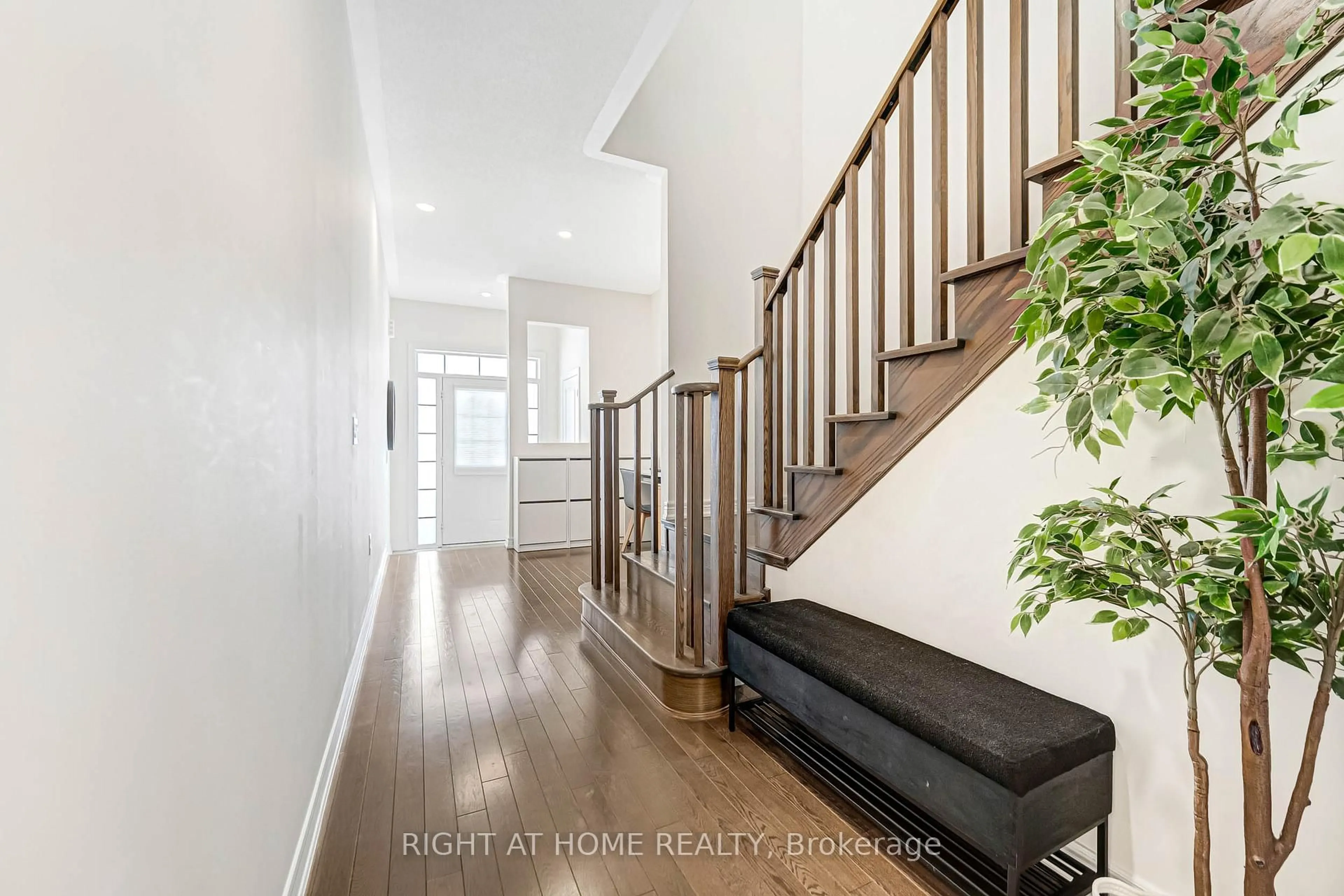 Indoor entryway for 52 Veterans St, Bradford West Gwillimbury Ontario L3Z 4L4