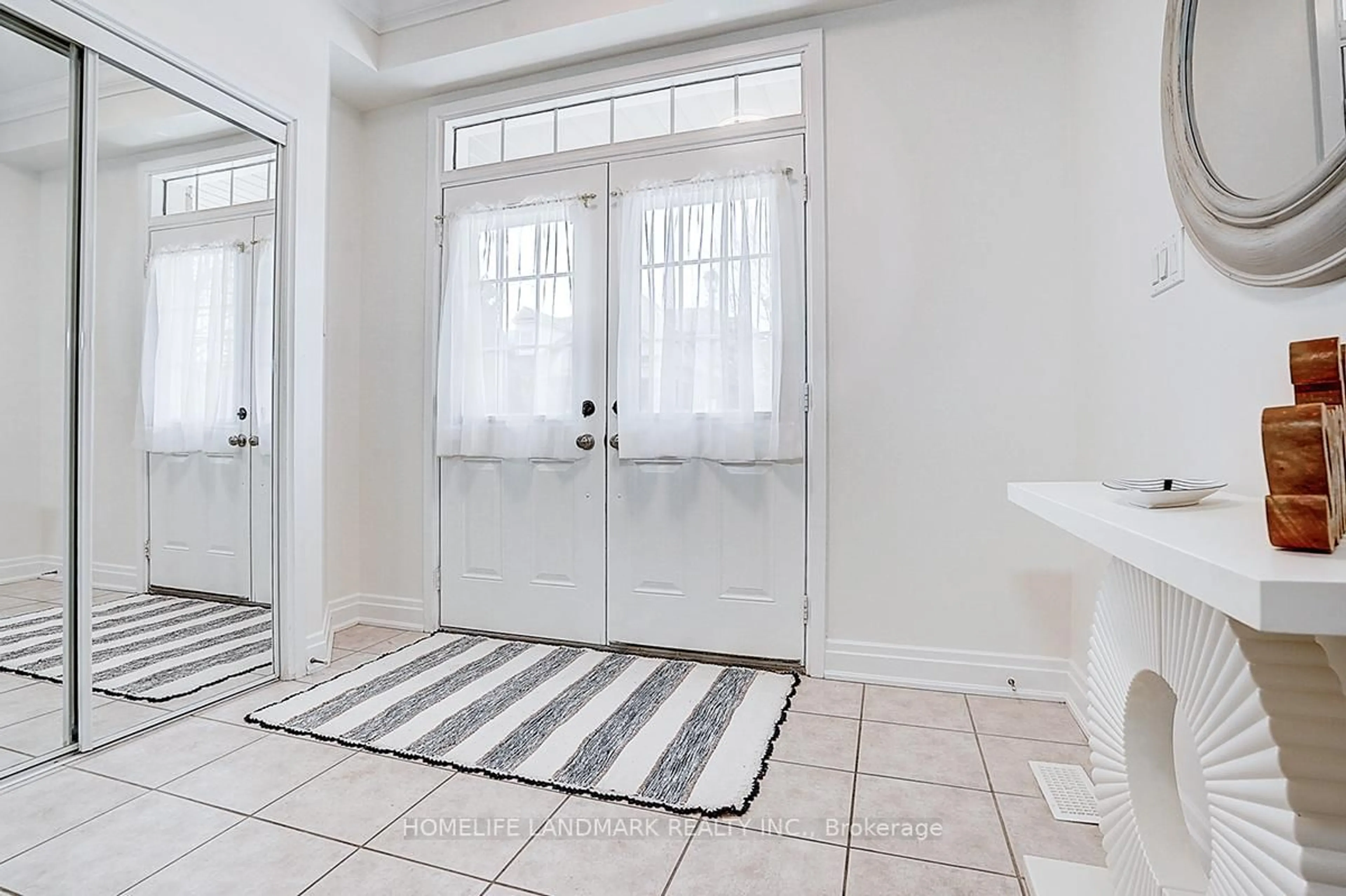 Indoor entryway for 648 Tapestry Lane, Newmarket Ontario L3X 3C8