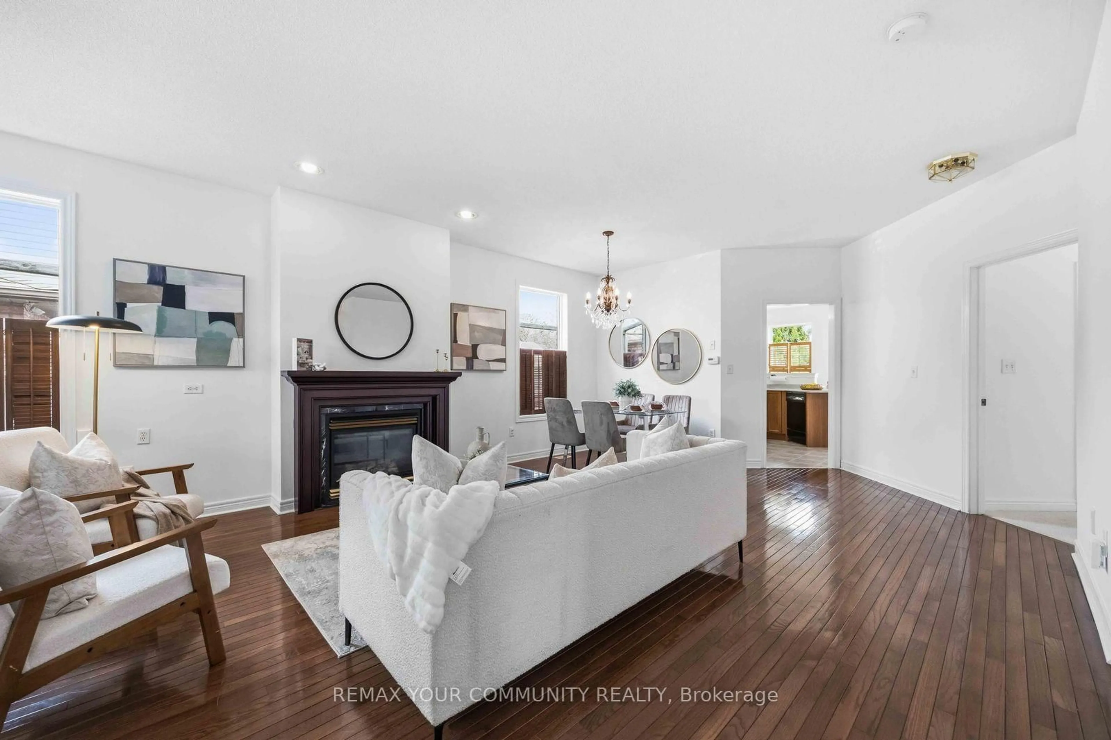 Living room with furniture, unknown for 3 Paddle Gate, Richmond Hill Ontario L4E 3Y2