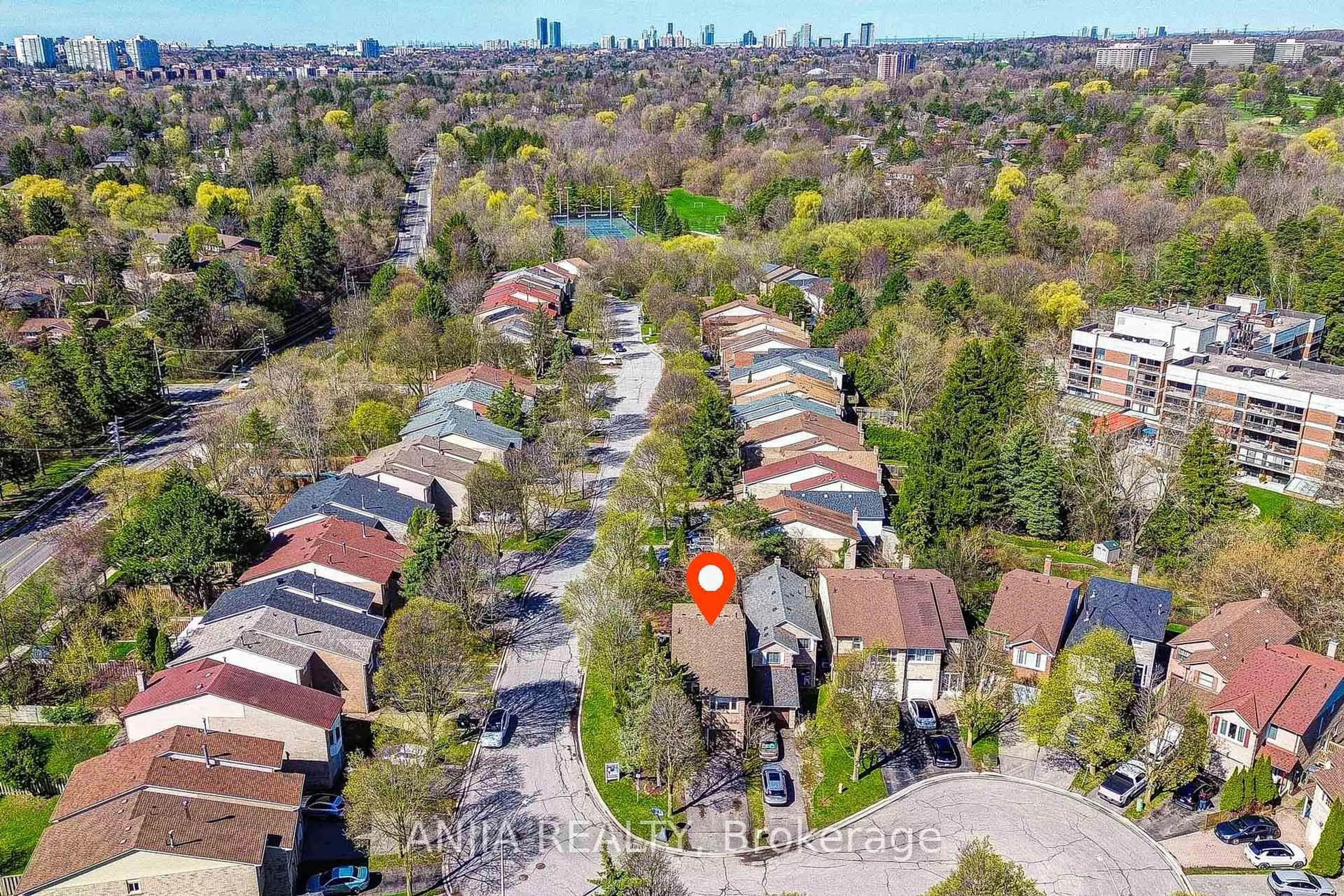A pic from outside/outdoor area/front of a property/back of a property/a pic from drone, street for 78 Baywood Crt, Markham Ontario L3T 5W3