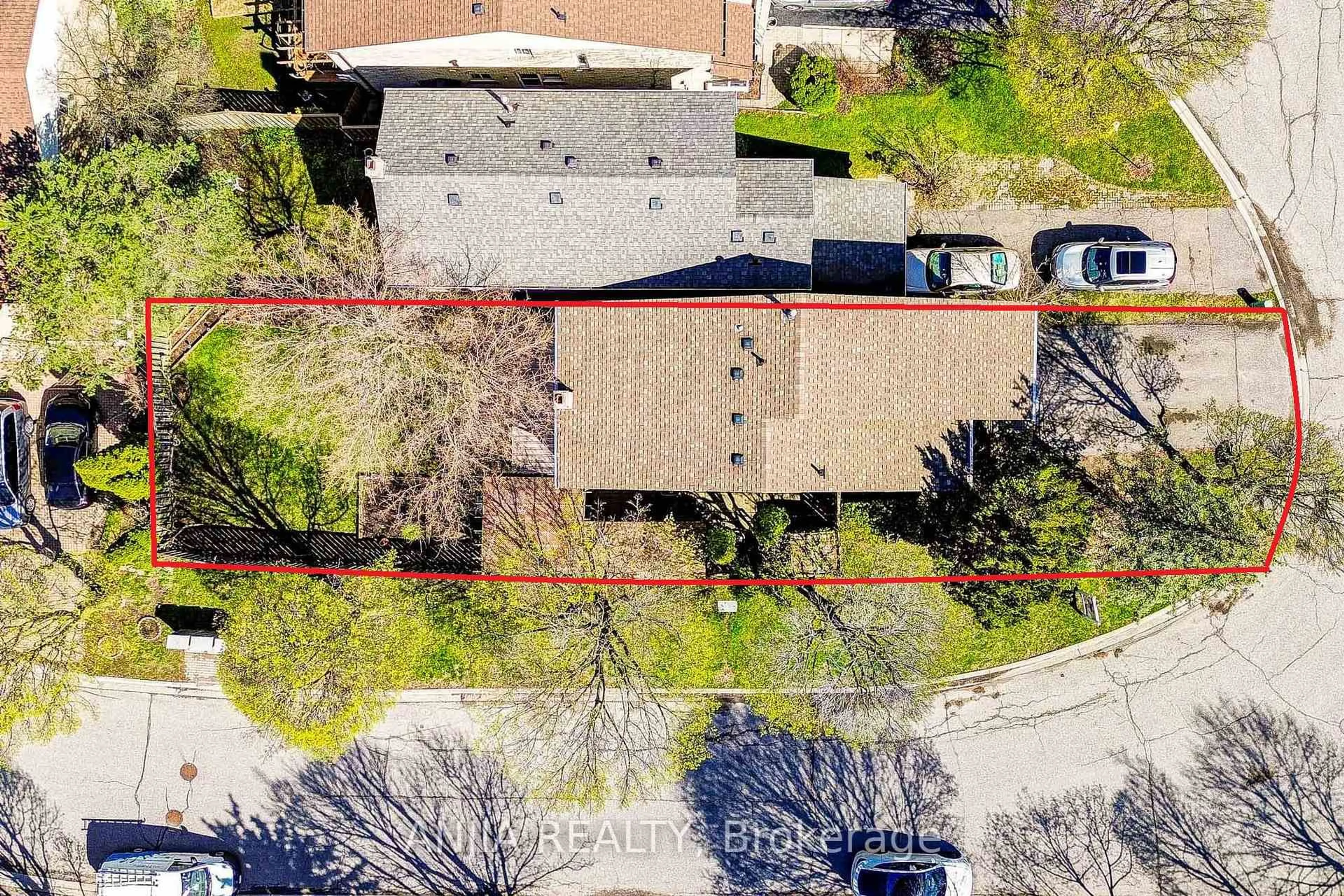 A pic from outside/outdoor area/front of a property/back of a property/a pic from drone, street for 78 Baywood Crt, Markham Ontario L3T 5W3