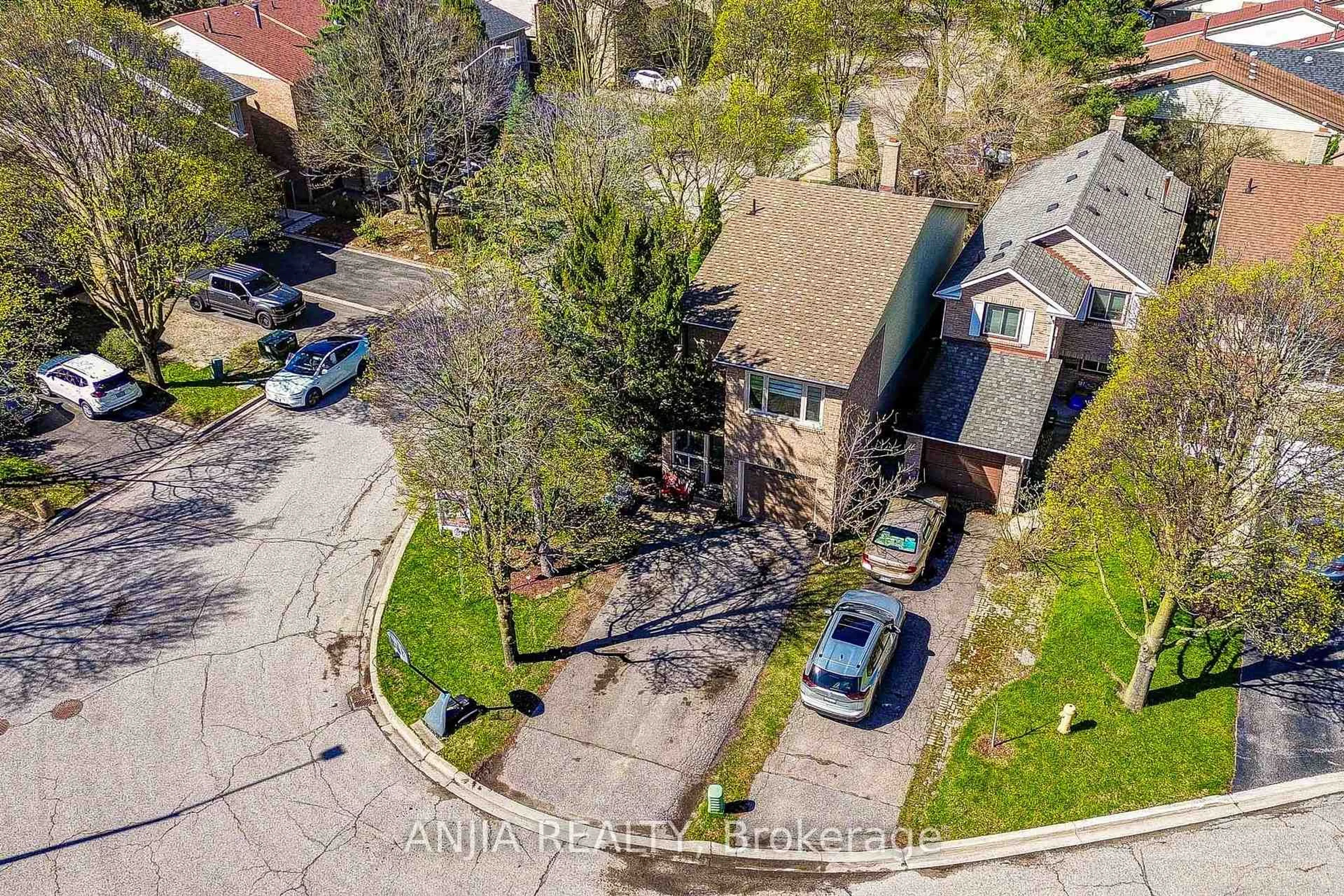 A pic from outside/outdoor area/front of a property/back of a property/a pic from drone, street for 78 Baywood Crt, Markham Ontario L3T 5W3