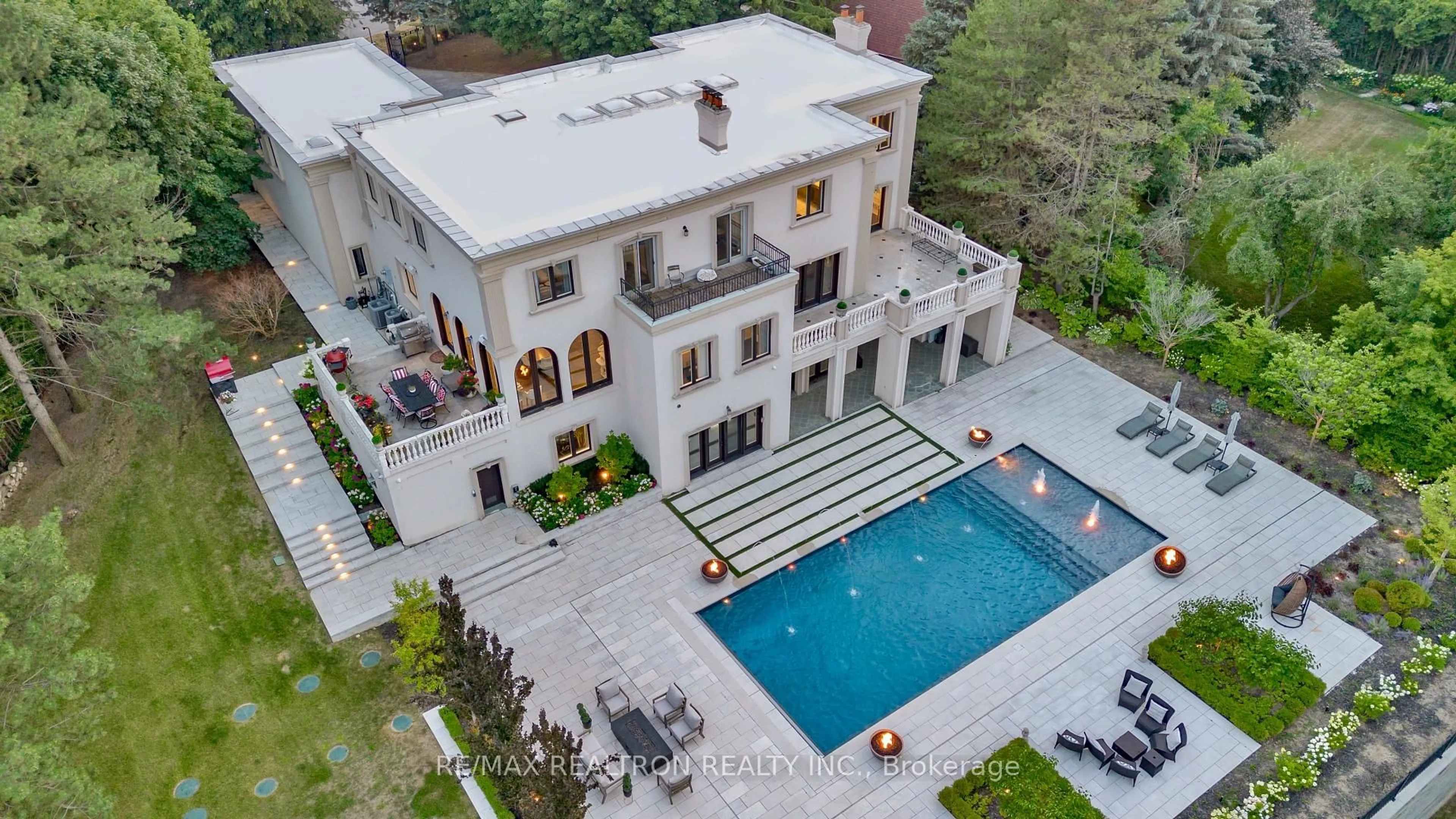 A pic from outside/outdoor area/front of a property/back of a property/a pic from drone, building for 59 Macamo Crt, Vaughan Ontario L6A 1G1