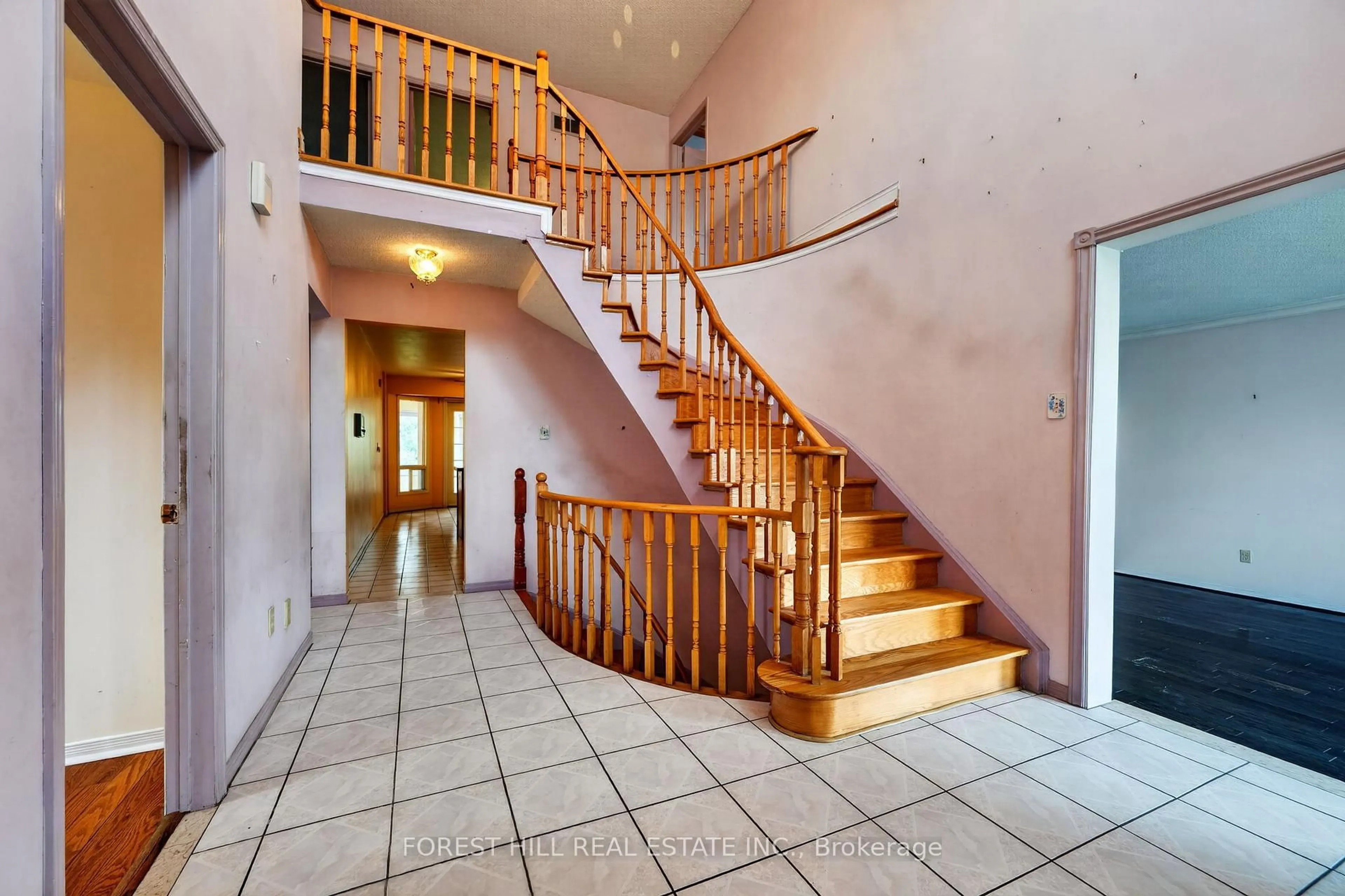 Indoor foyer for 20 Elston Crt, Richmond Hill Ontario L4C 8A5
