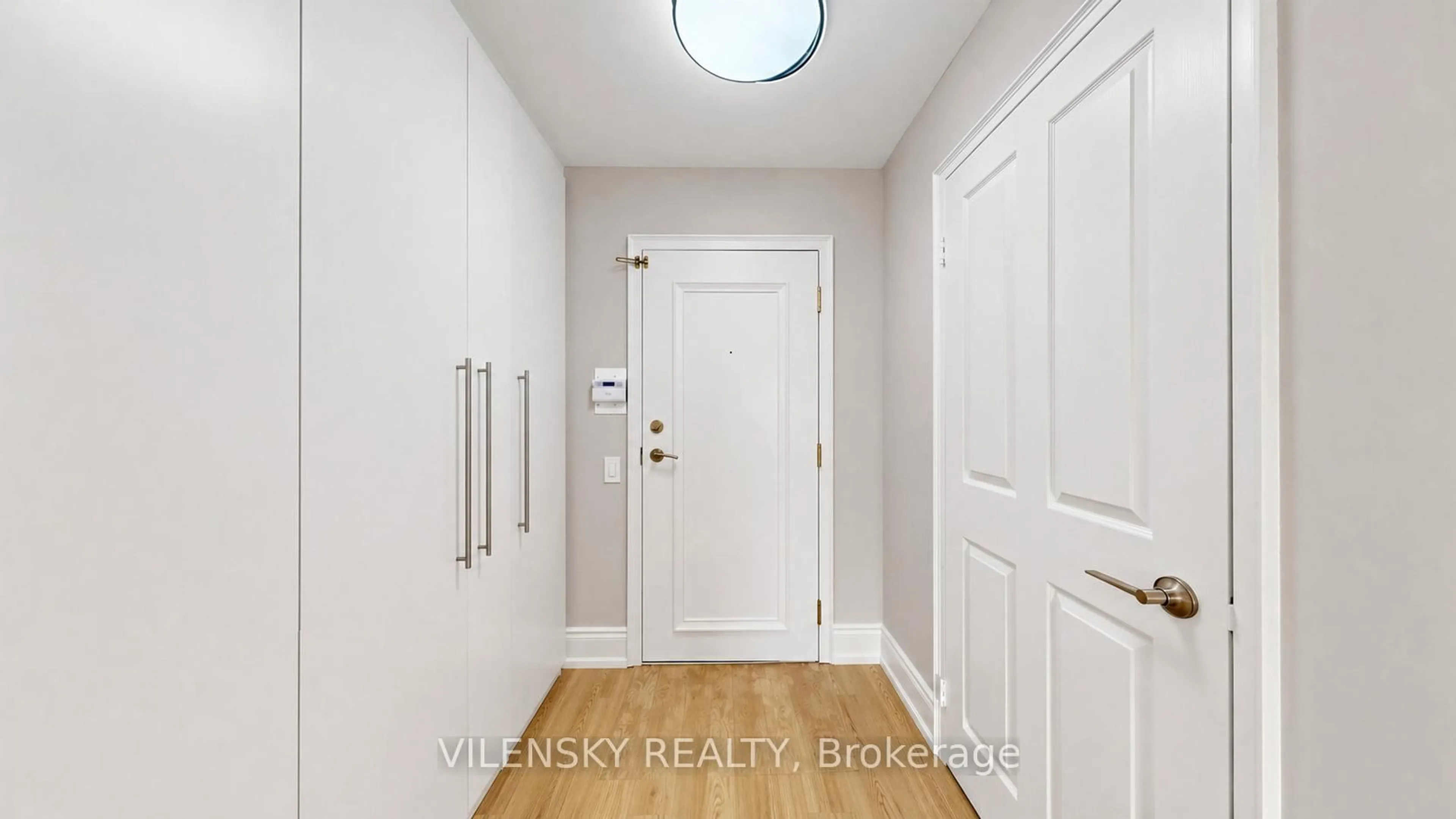 Indoor entryway for 110 Promenade Circ #1402, Vaughan Ontario L4J 7W8