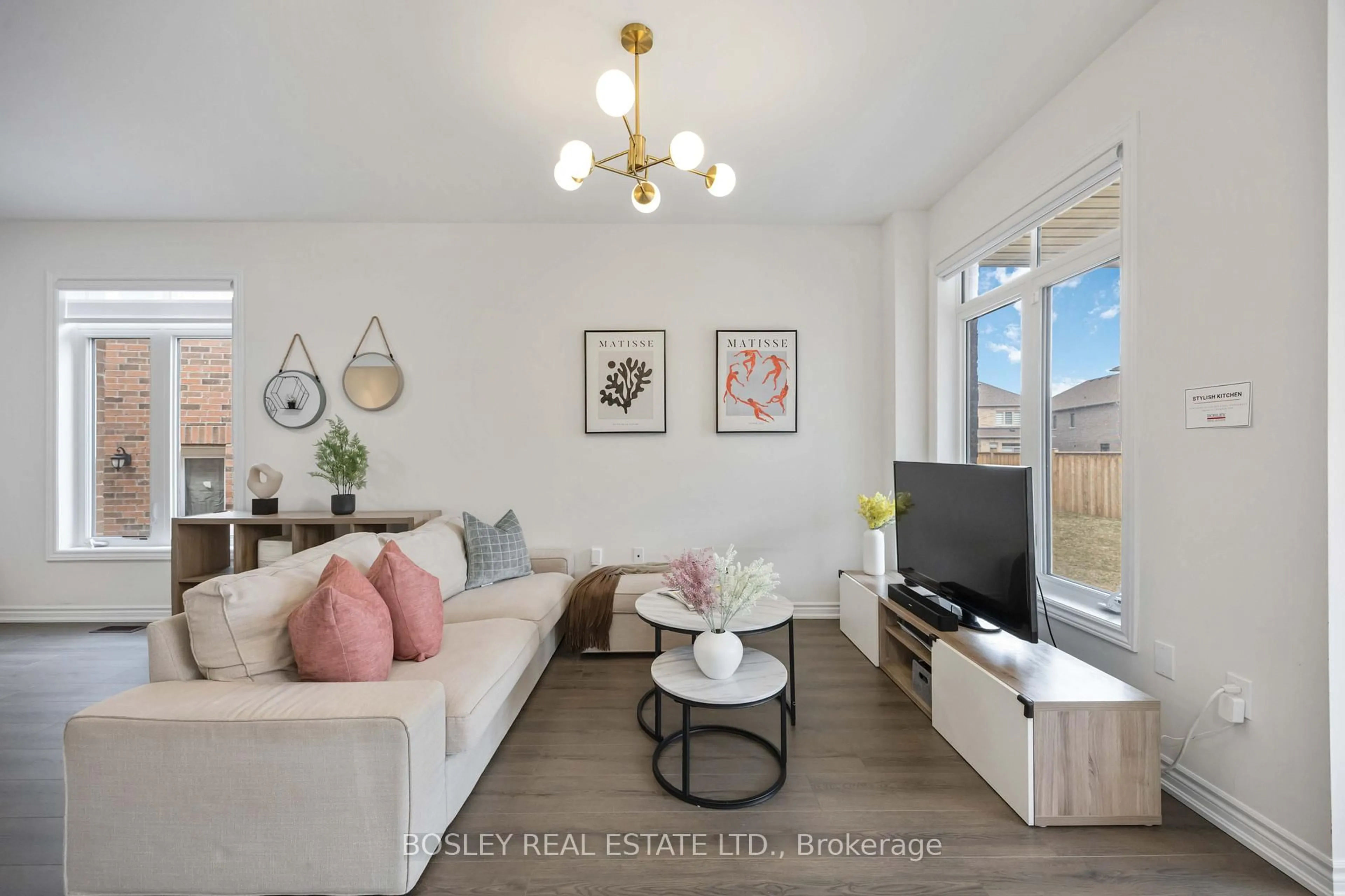 Living room with furniture, unknown for 29 Ferragine Cres, Bradford West Gwillimbury Ontario L3Z 4J9