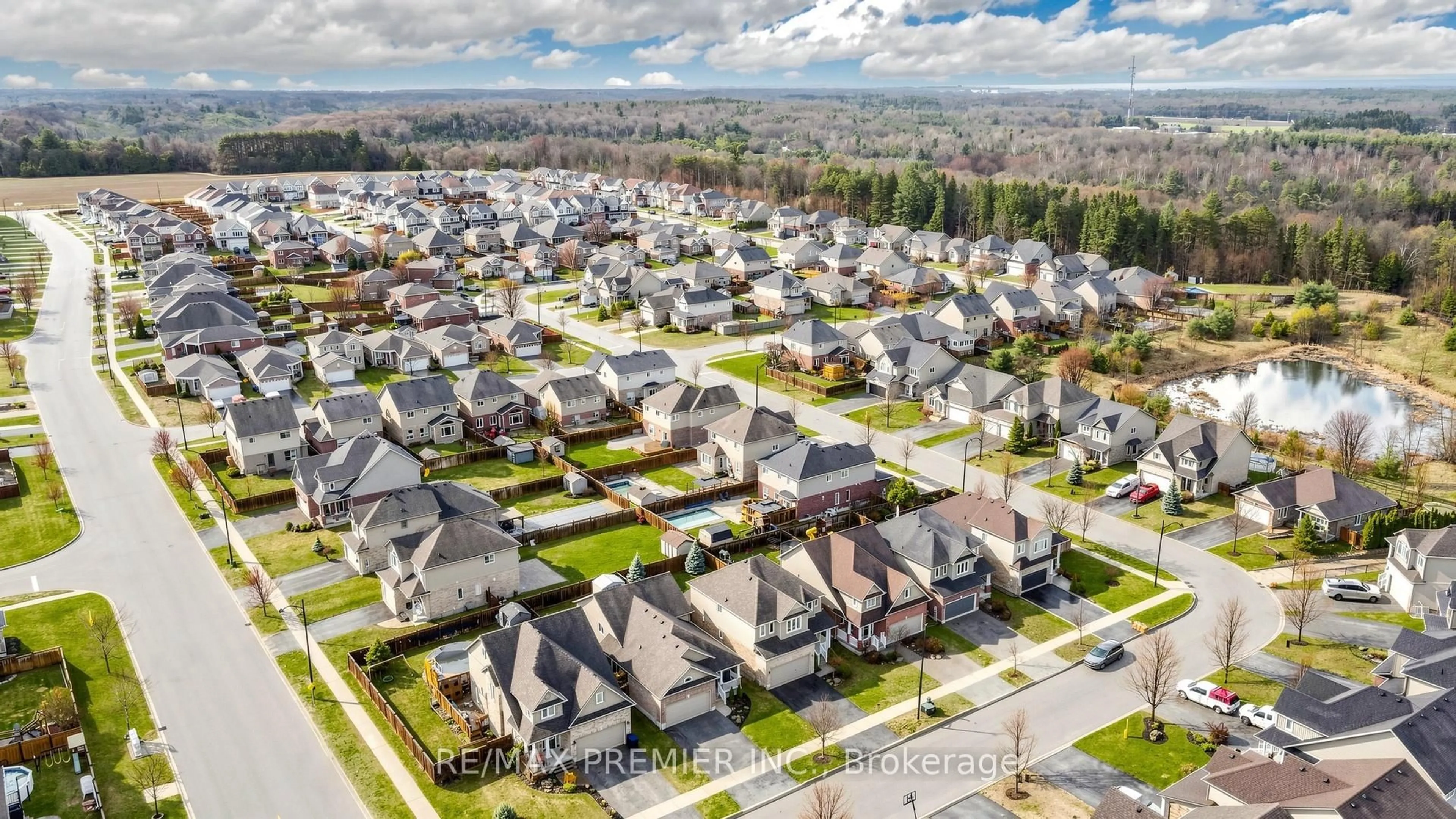 A pic from outside/outdoor area/front of a property/back of a property/a pic from drone, street for 11 Arnold Cres, Essa Ontario L3W 0P9