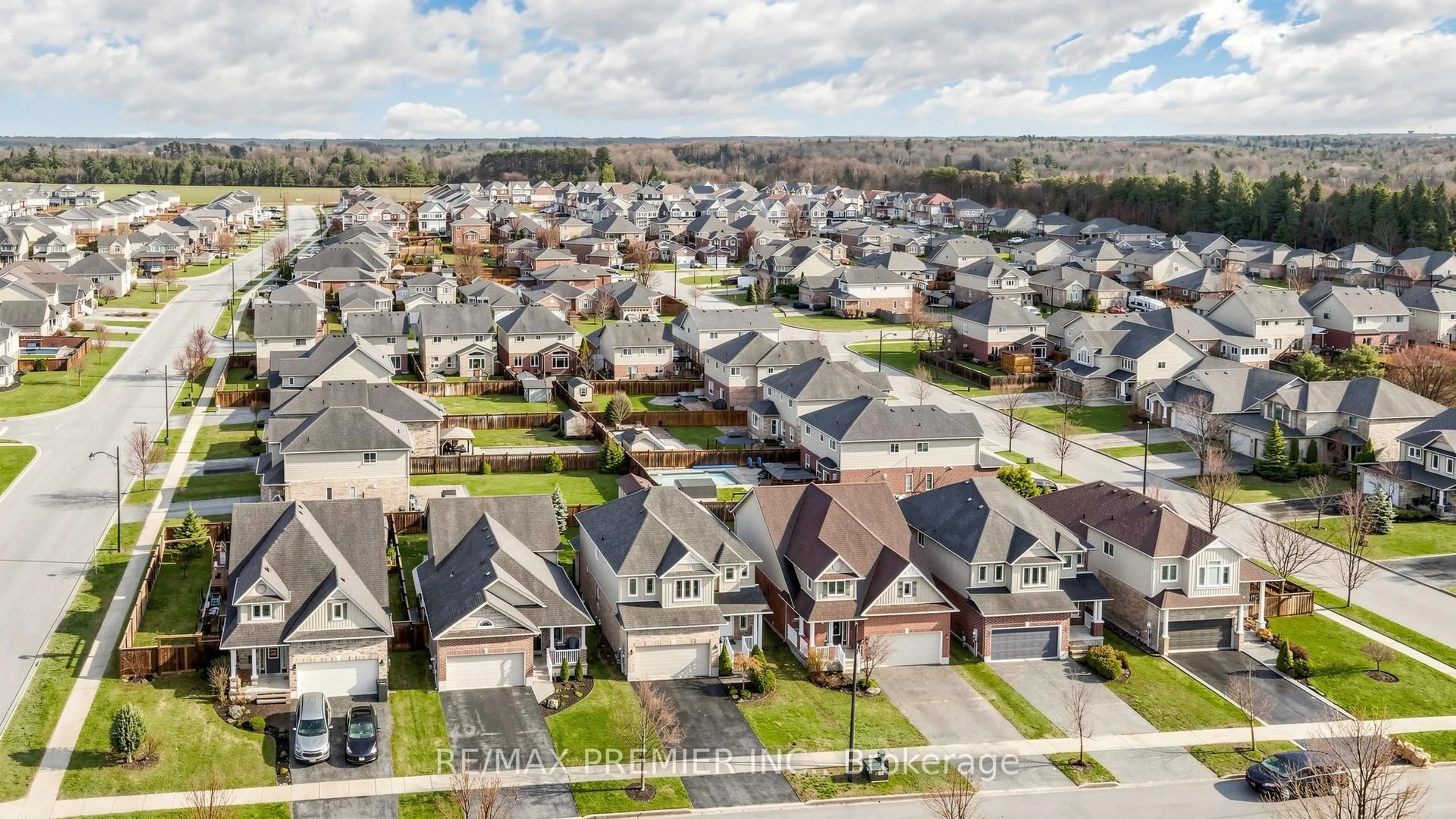 A pic from outside/outdoor area/front of a property/back of a property/a pic from drone, street for 11 Arnold Cres, Essa Ontario L3W 0P9