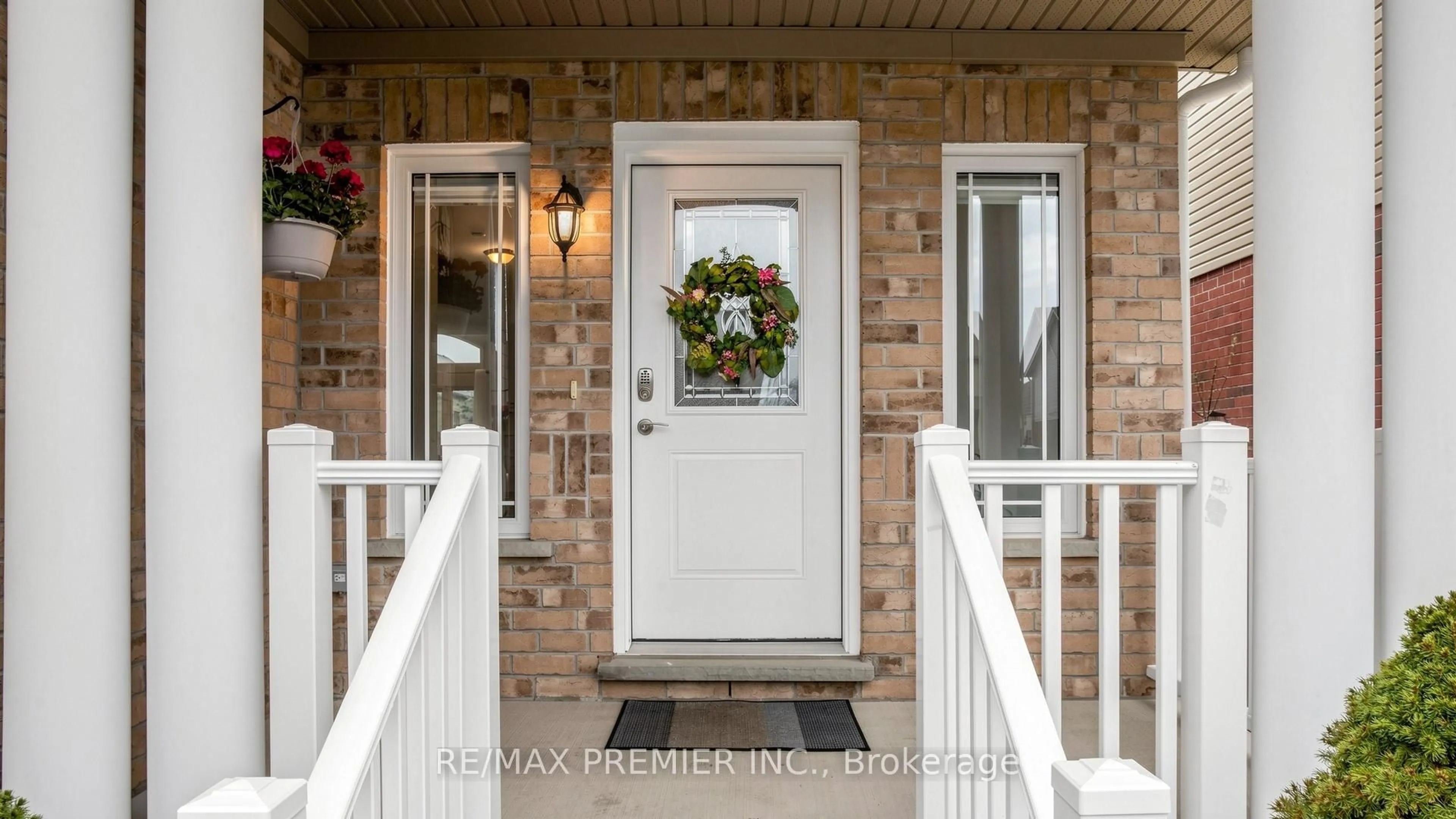 Indoor entryway for 11 Arnold Cres, Essa Ontario L3W 0P9