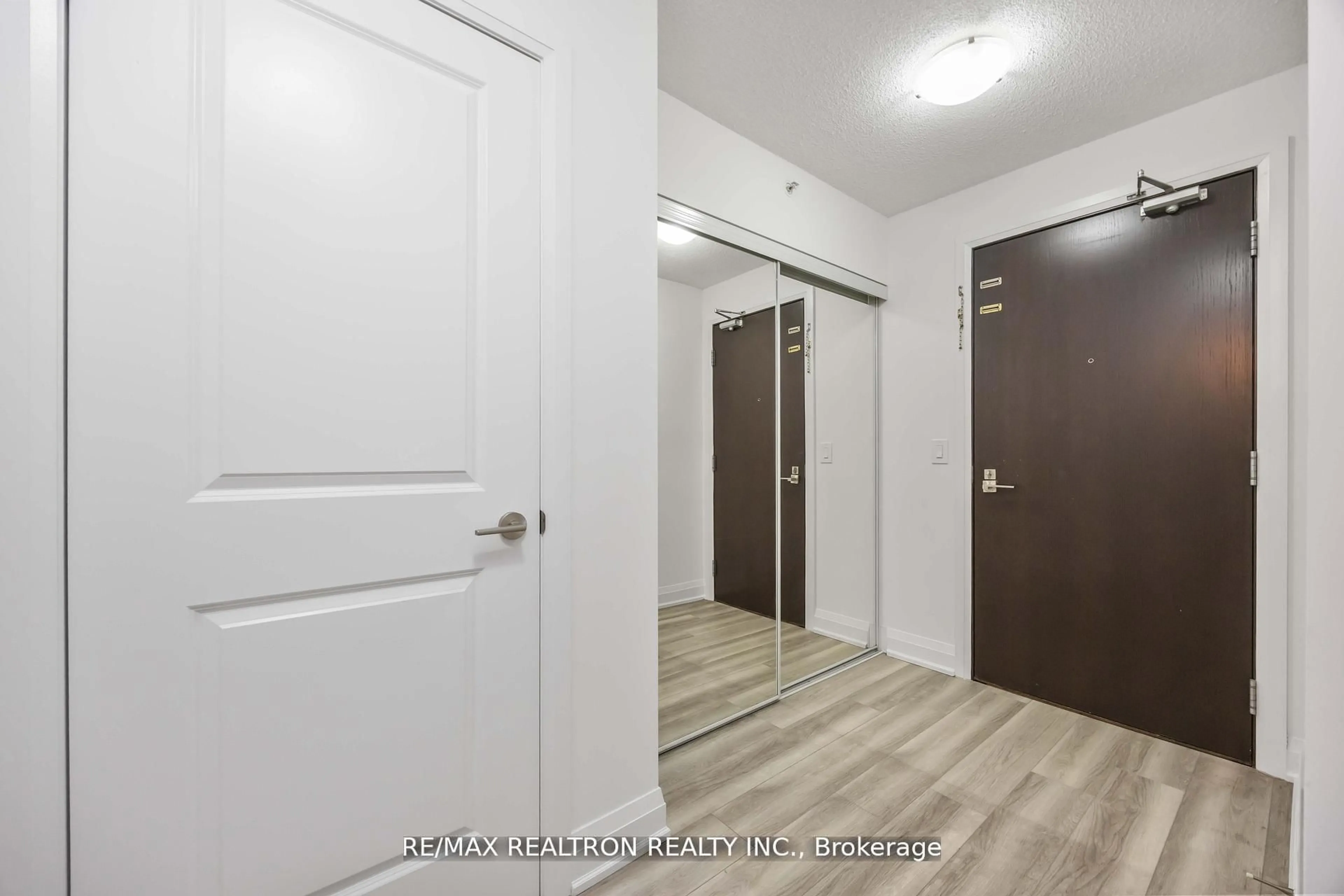 Indoor entryway for 372 Highway 7 Rd #212, Richmond Hill Ontario L4B 0C6