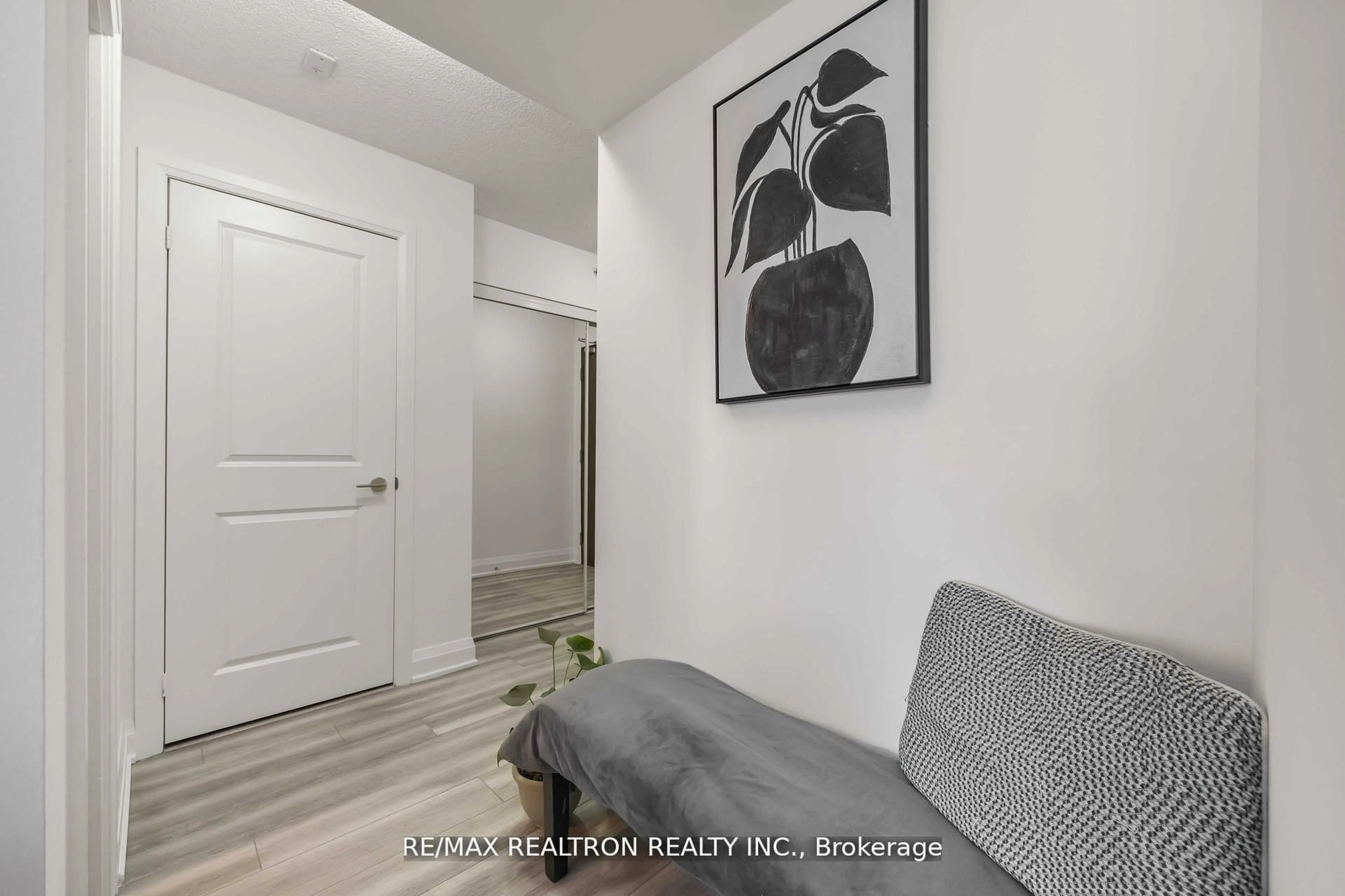 Indoor entryway for 372 Highway 7 Rd #212, Richmond Hill Ontario L4B 0C6