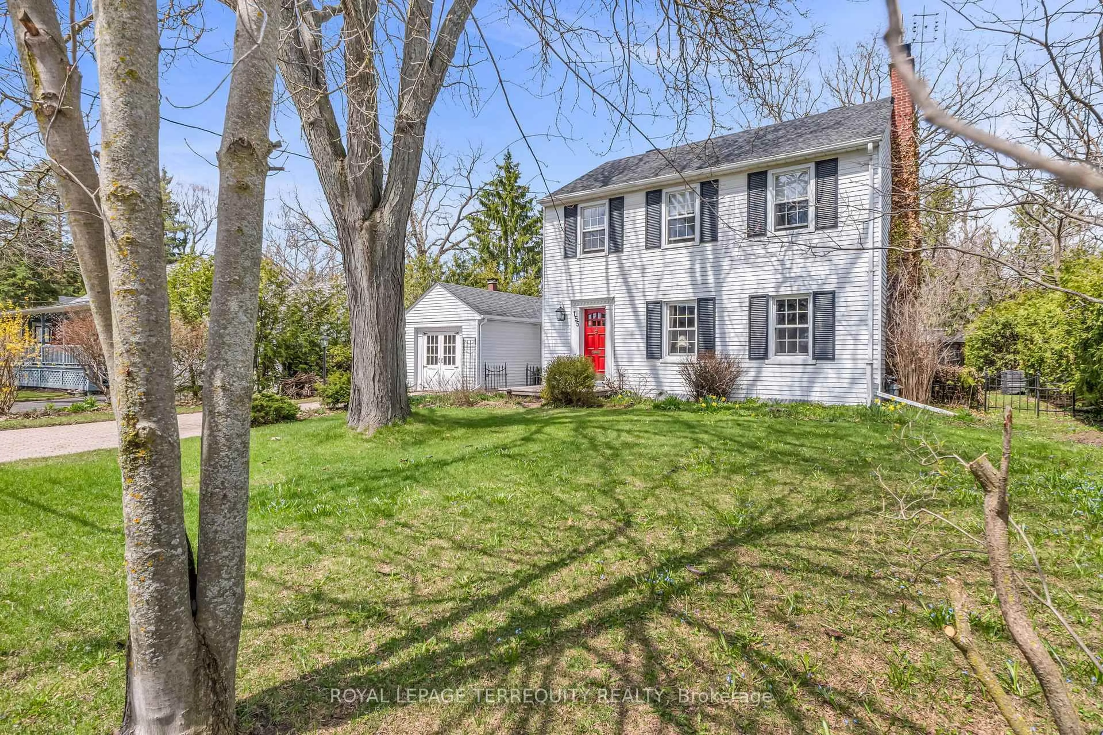 A pic from outside/outdoor area/front of a property/back of a property/a pic from drone, street for 155 Centre St, Richmond Hill Ontario L4C 3P6