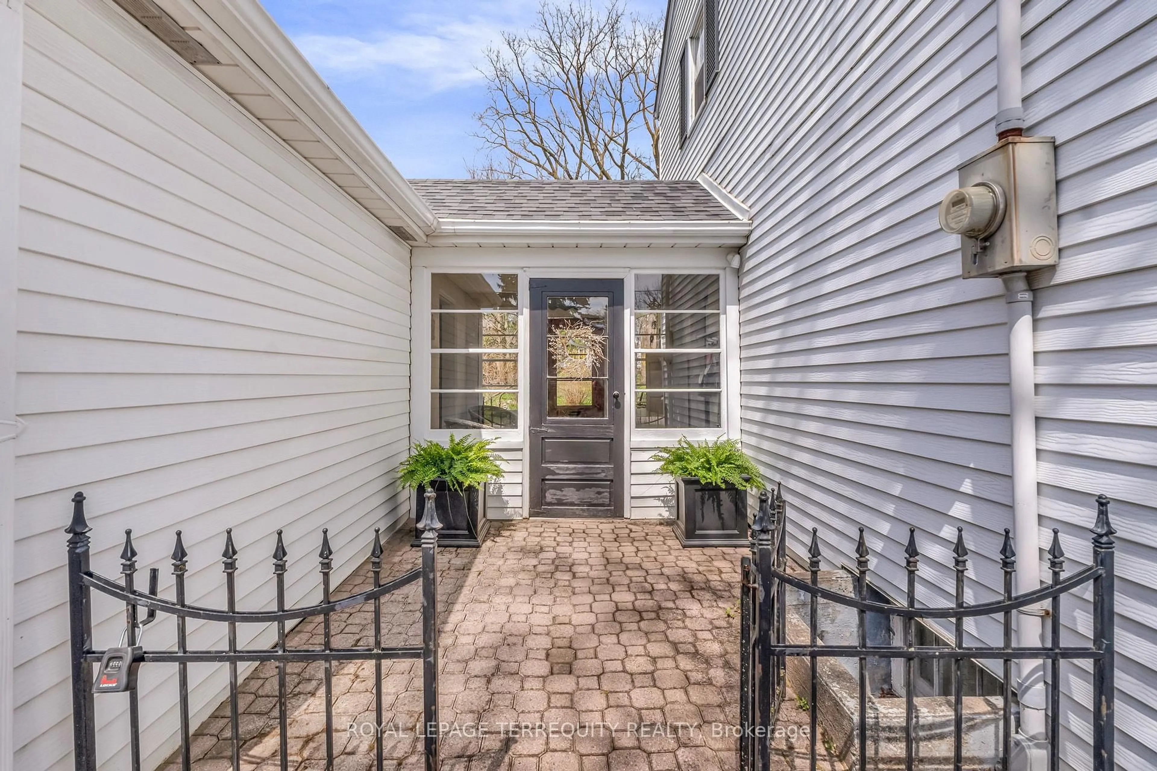 Indoor entryway for 155 Centre St, Richmond Hill Ontario L4C 3P6