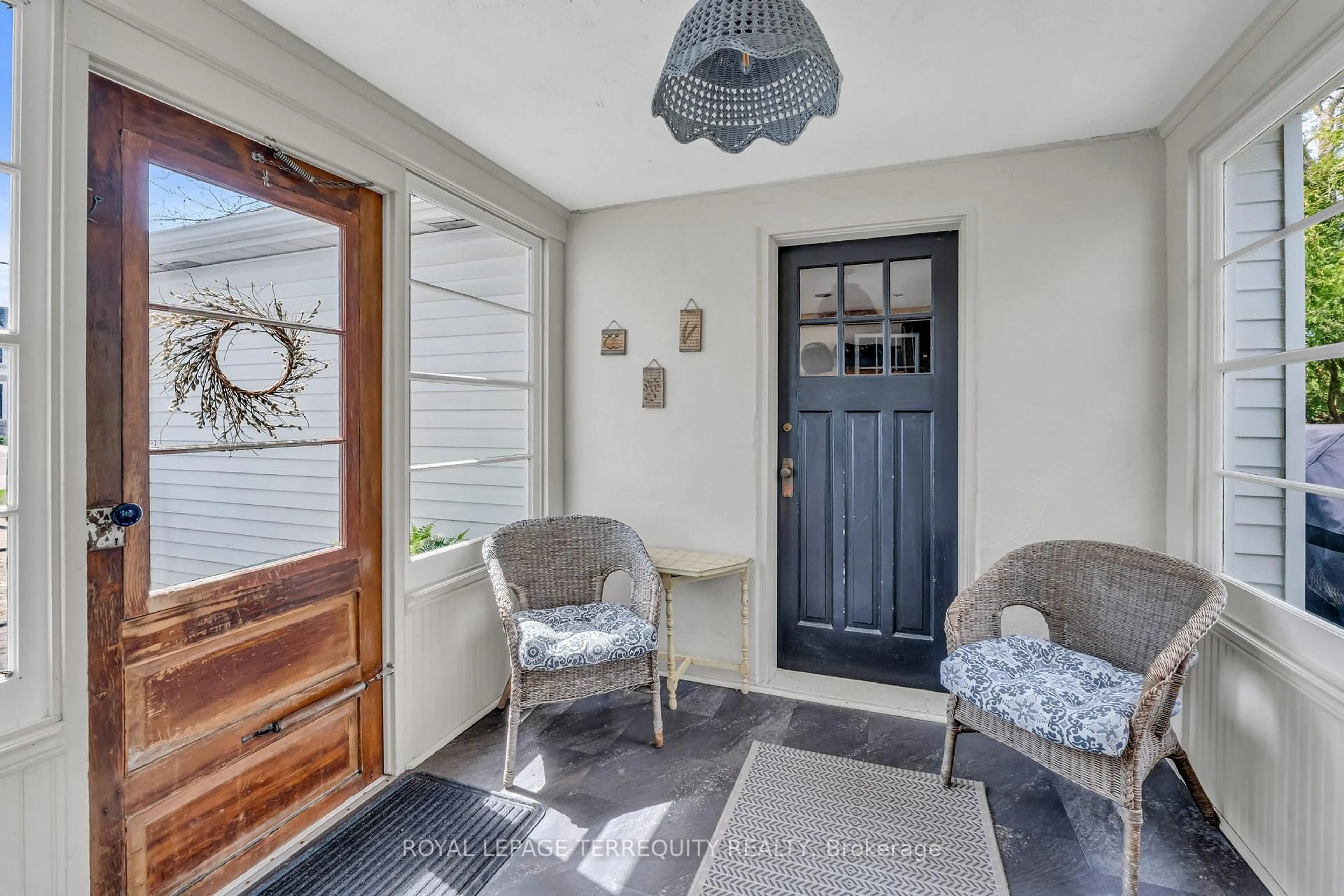Indoor entryway for 155 Centre St, Richmond Hill Ontario L4C 3P6