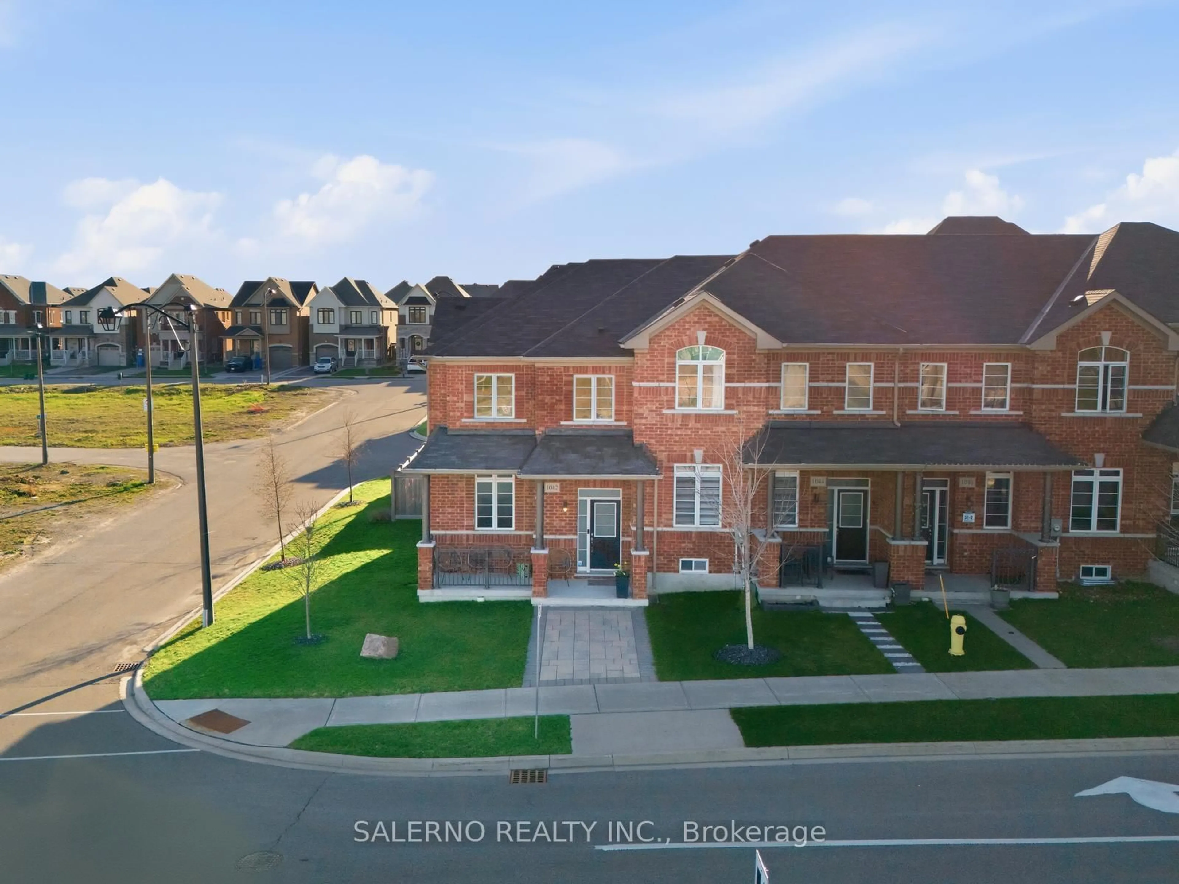 A pic from outside/outdoor area/front of a property/back of a property/a pic from drone, building for 1042 Murrell Blvd, East Gwillimbury Ontario L9N 0X8