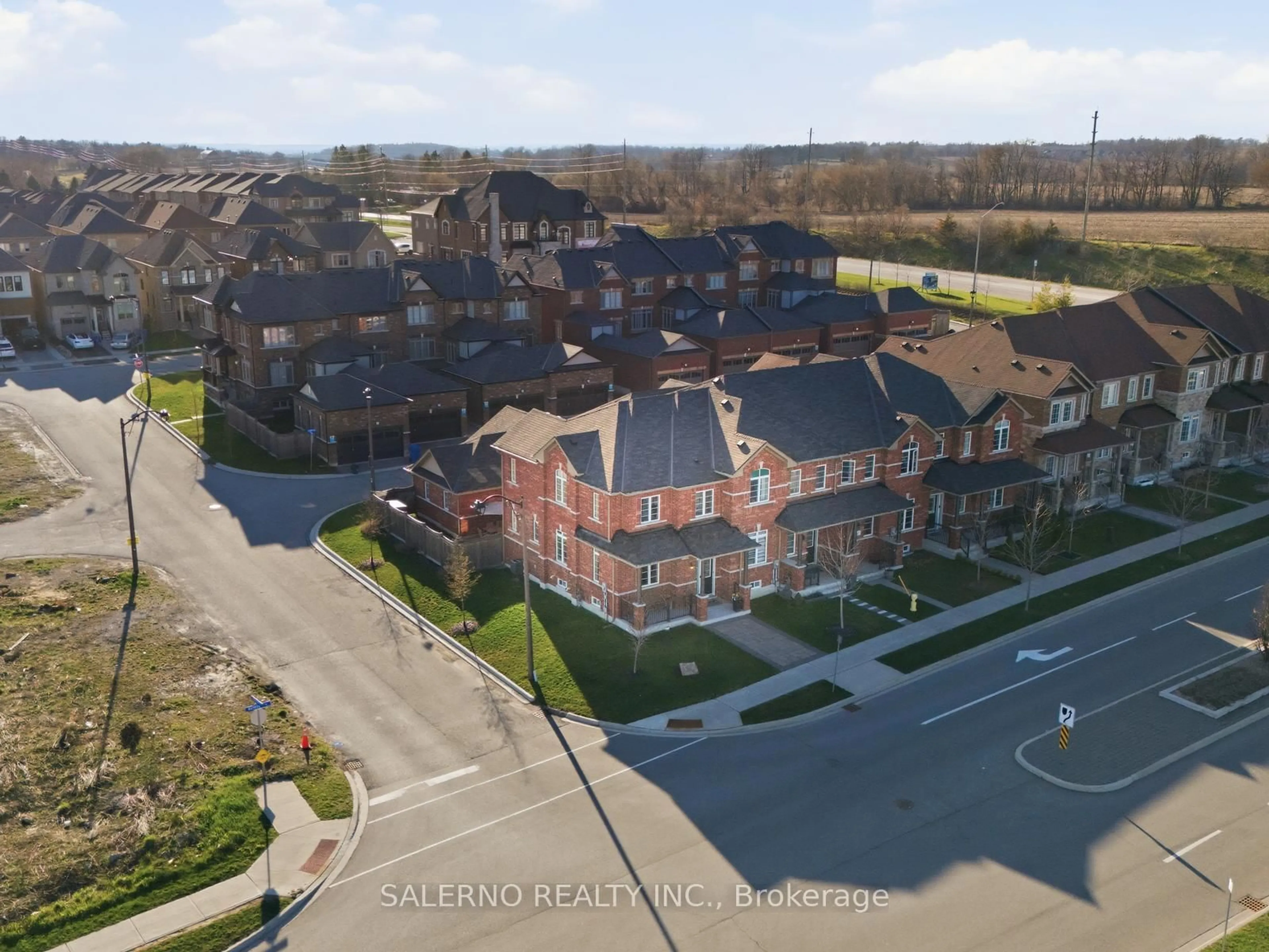 A pic from outside/outdoor area/front of a property/back of a property/a pic from drone, unknown for 1042 Murrell Blvd, East Gwillimbury Ontario L9N 0X8