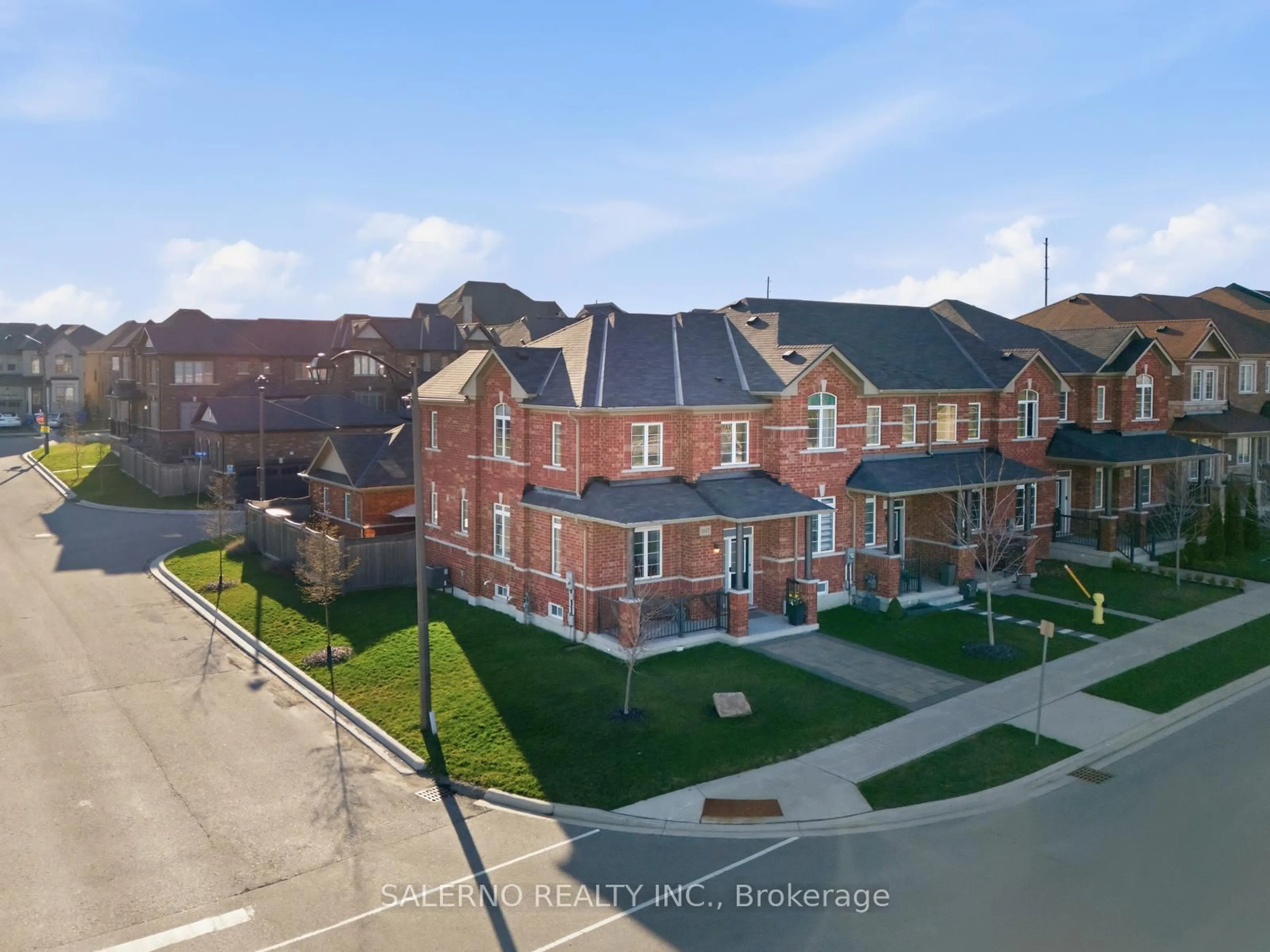 A pic from outside/outdoor area/front of a property/back of a property/a pic from drone, street for 1042 Murrell Blvd, East Gwillimbury Ontario L9N 0X8