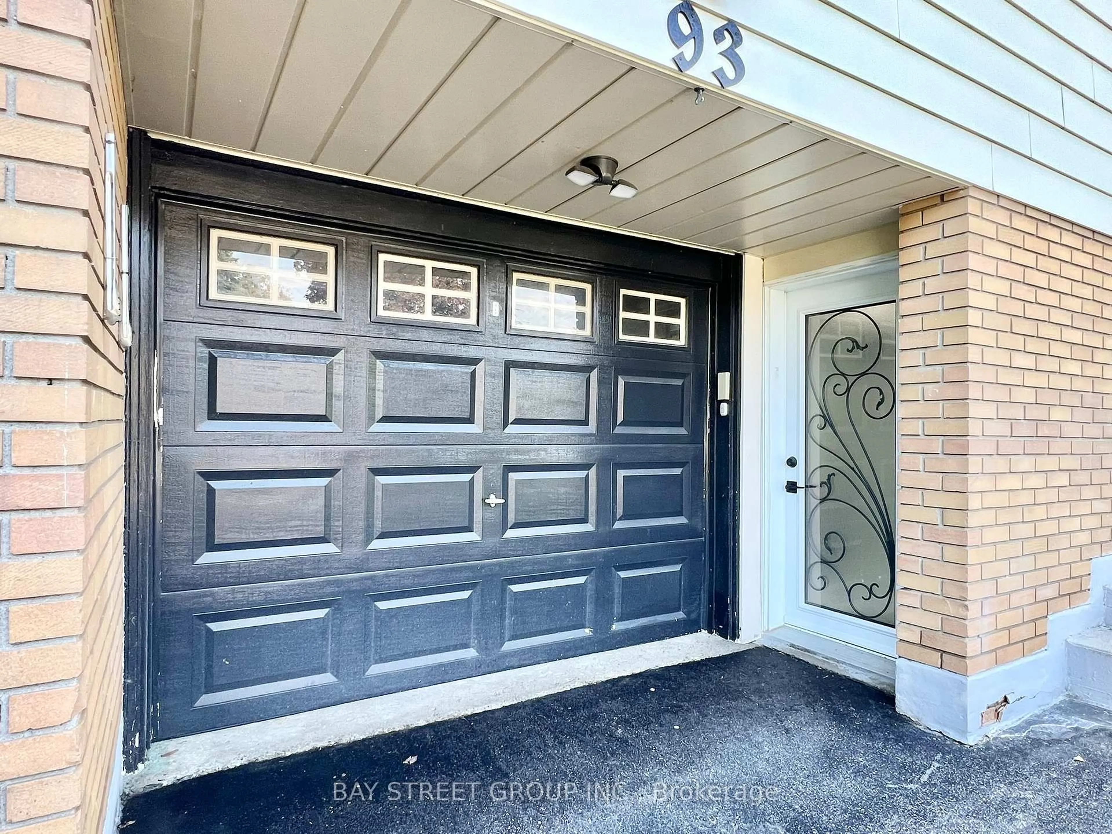 Indoor entryway for 93 Parkway Ave, Markham Ontario L3P 2H1