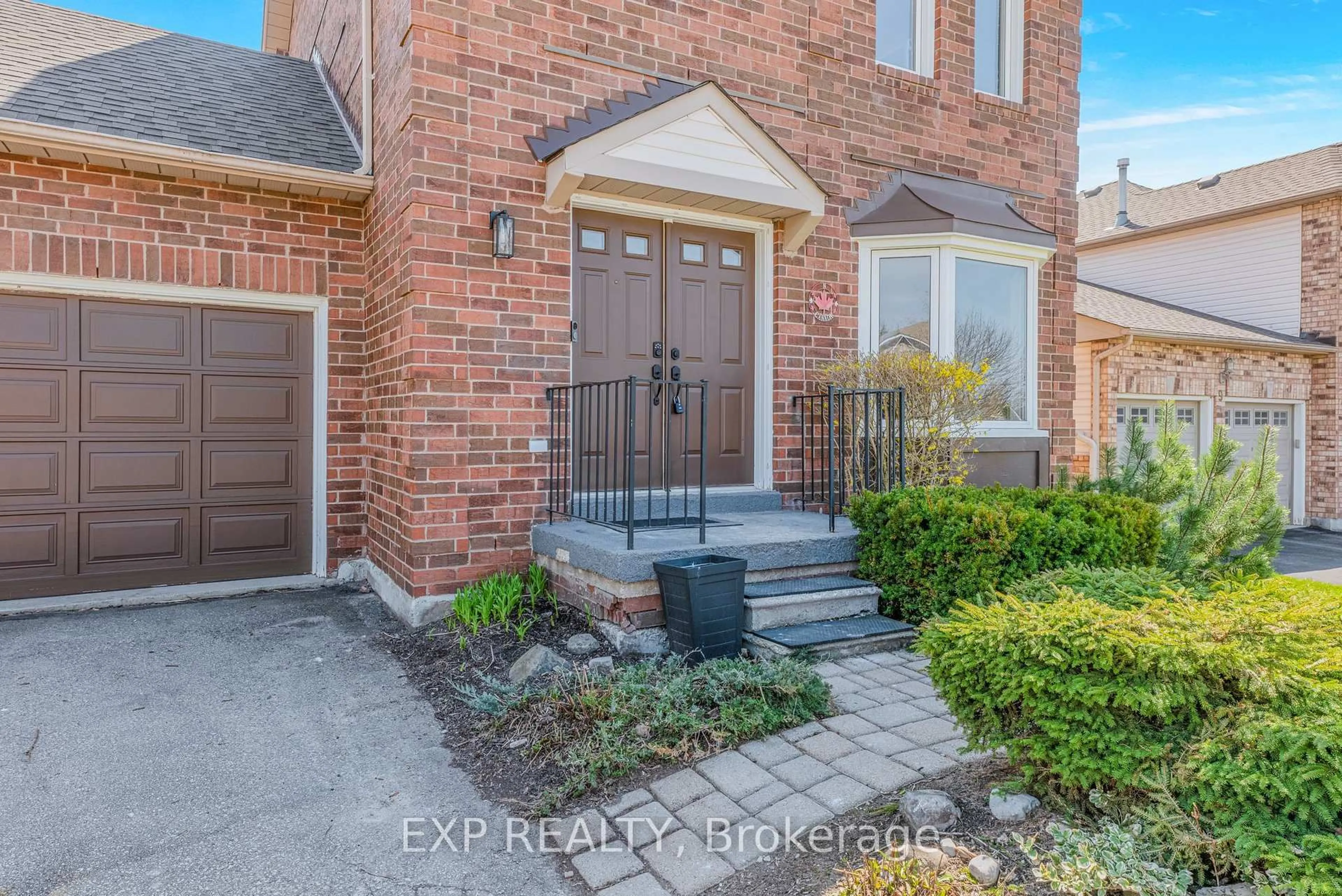 Home with brick exterior material, street for 11 Kingsgate Cres, East Gwillimbury Ontario L0G 1M0