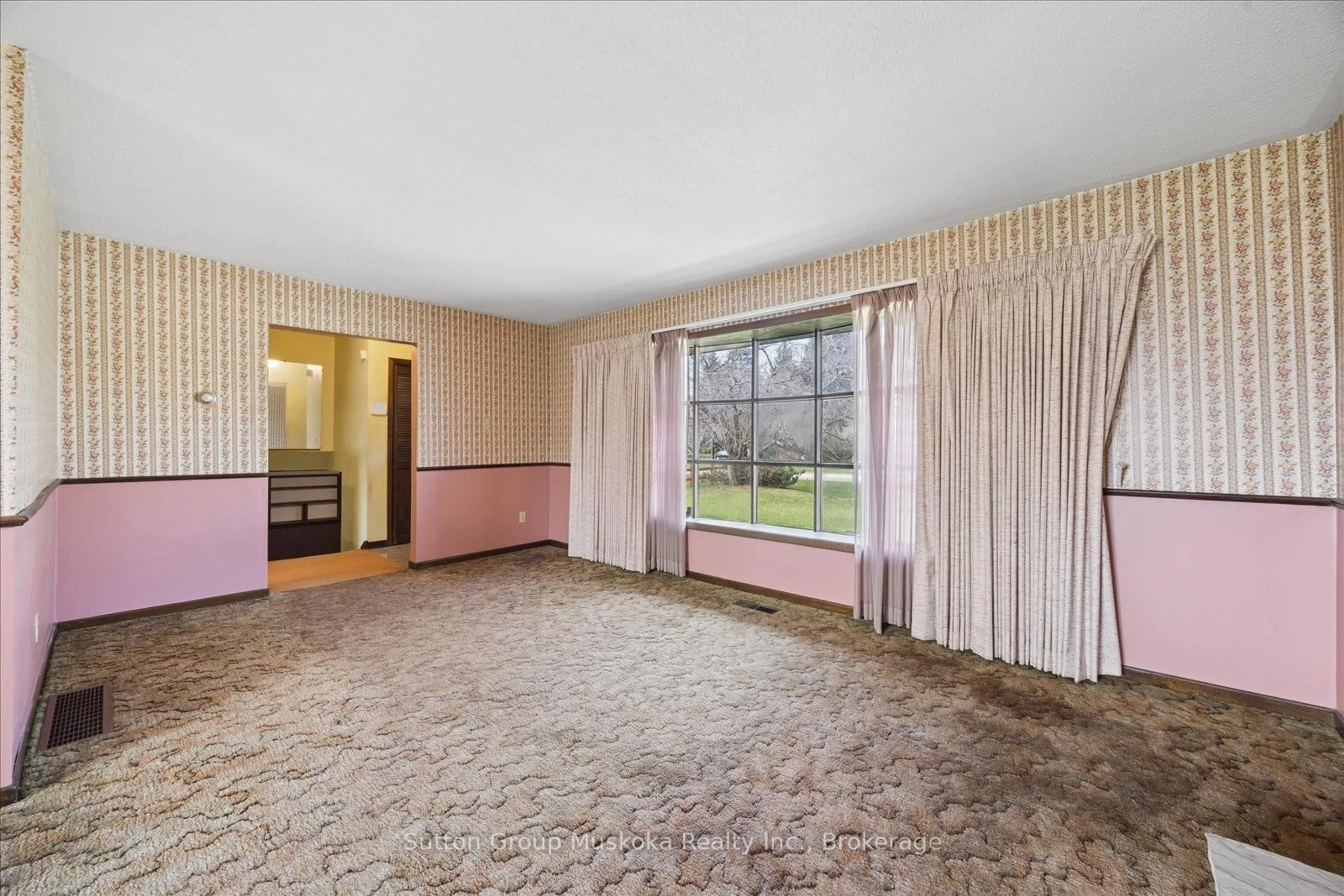 A pic of a room for 18893 Centre St, East Gwillimbury Ontario L0G 1M0