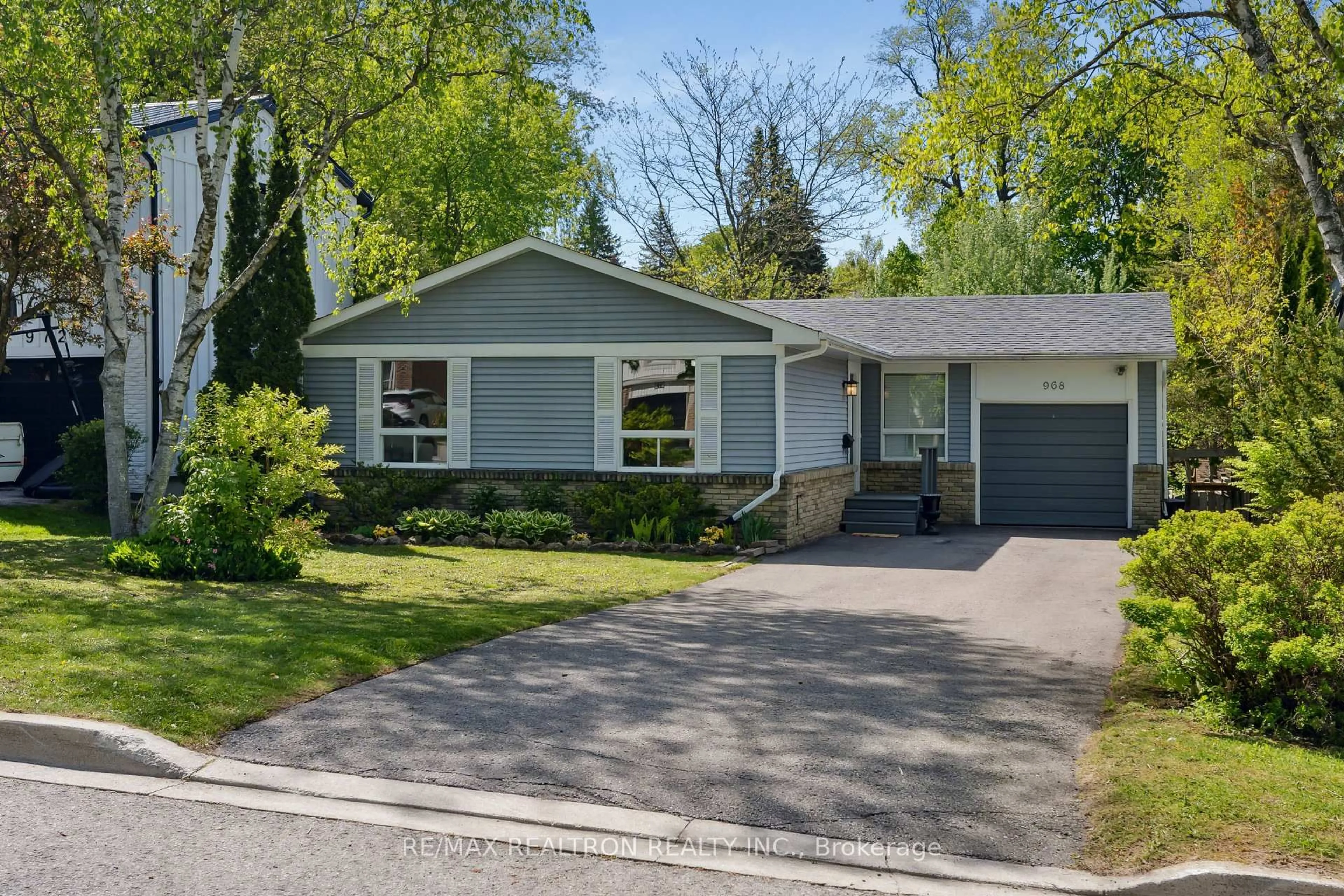 Home with vinyl exterior material, street for 968 Jacarandah Dr, Newmarket Ontario L3Y 5K5