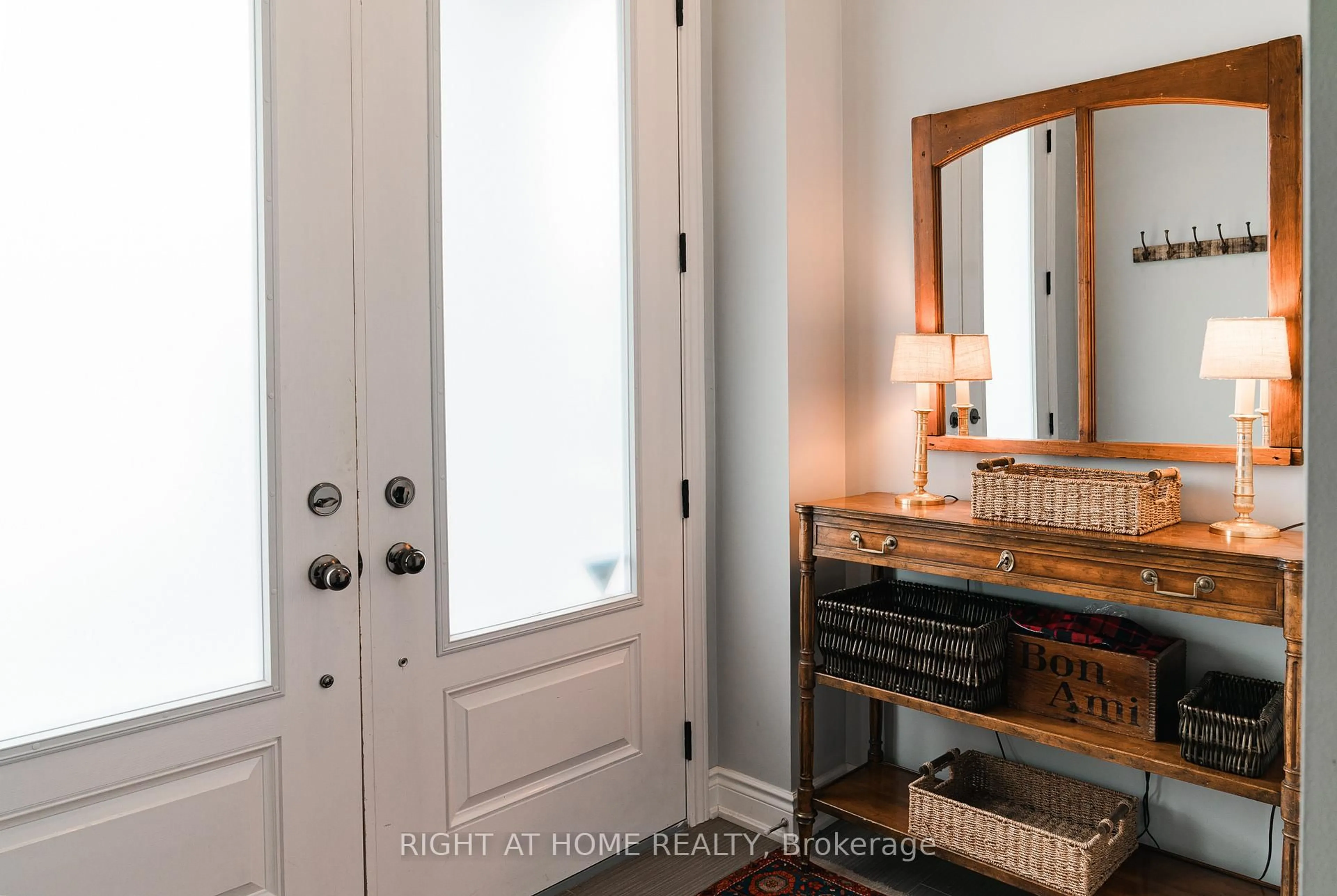 Indoor entryway for 26 Great Heron Crt, King Ontario L7B 0P4