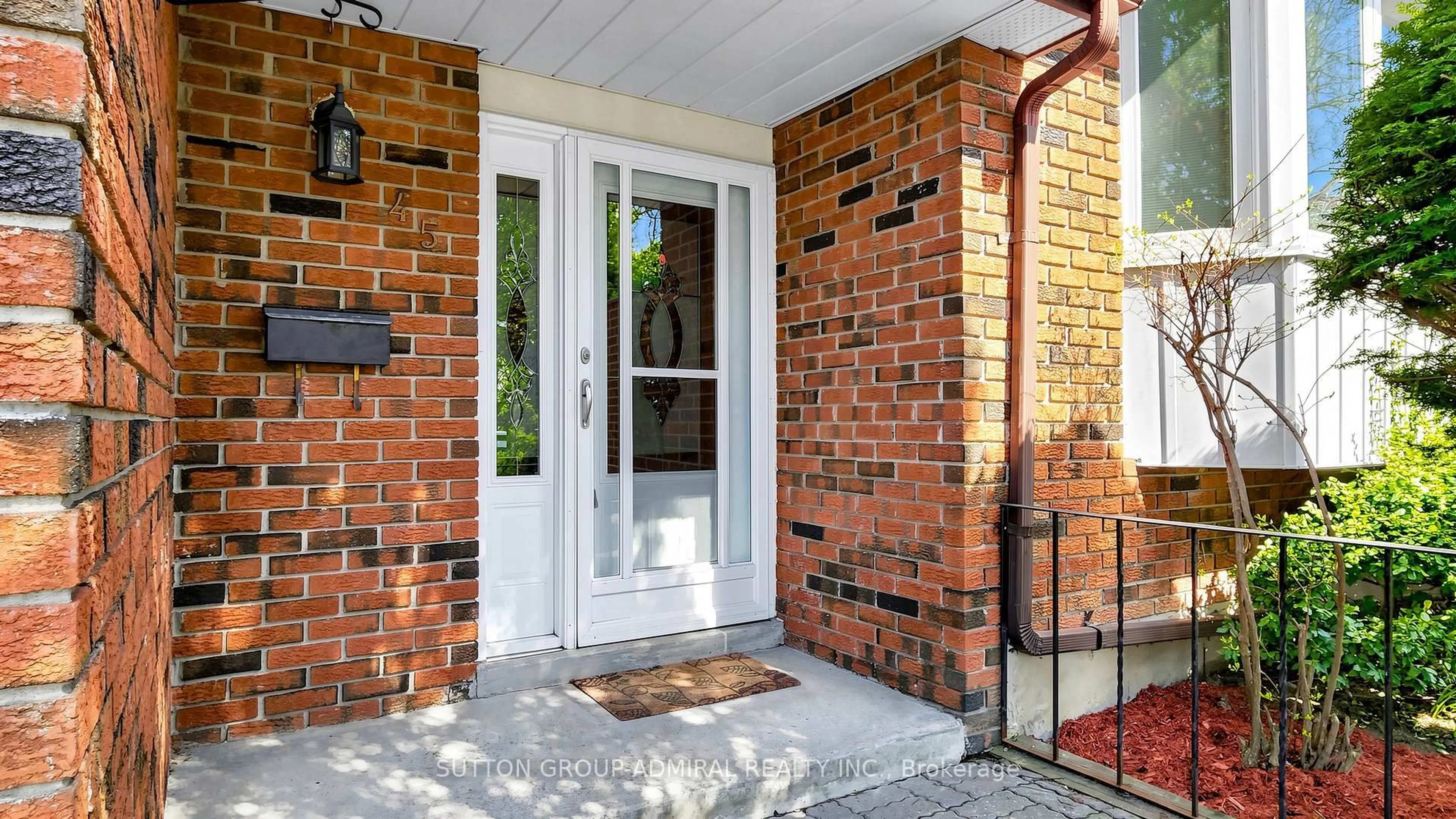 Home with brick exterior material, street for 45 Howlett Ave, Newmarket Ontario L3Y 5S6