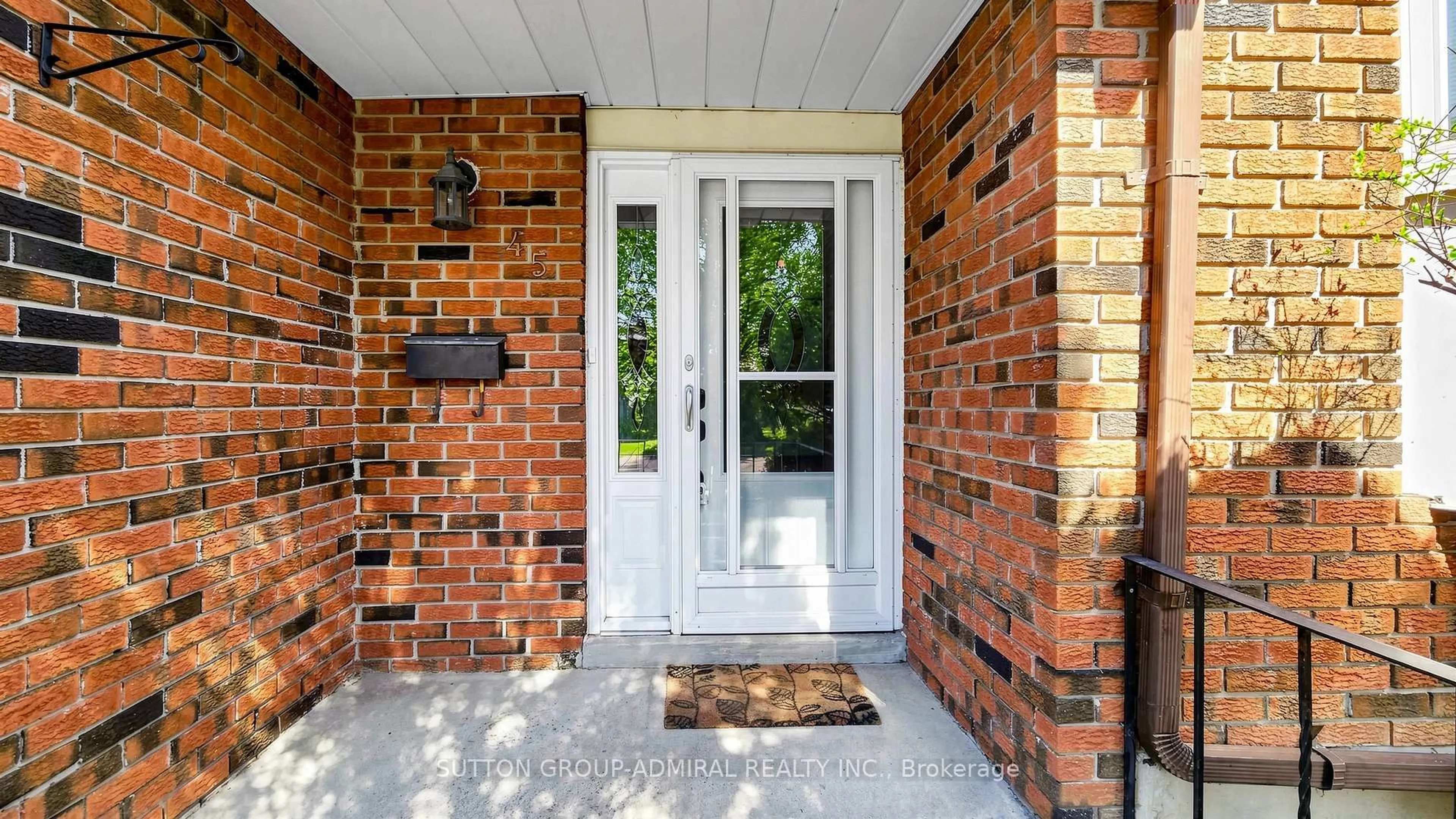 Home with brick exterior material, street for 45 Howlett Ave, Newmarket Ontario L3Y 5S6