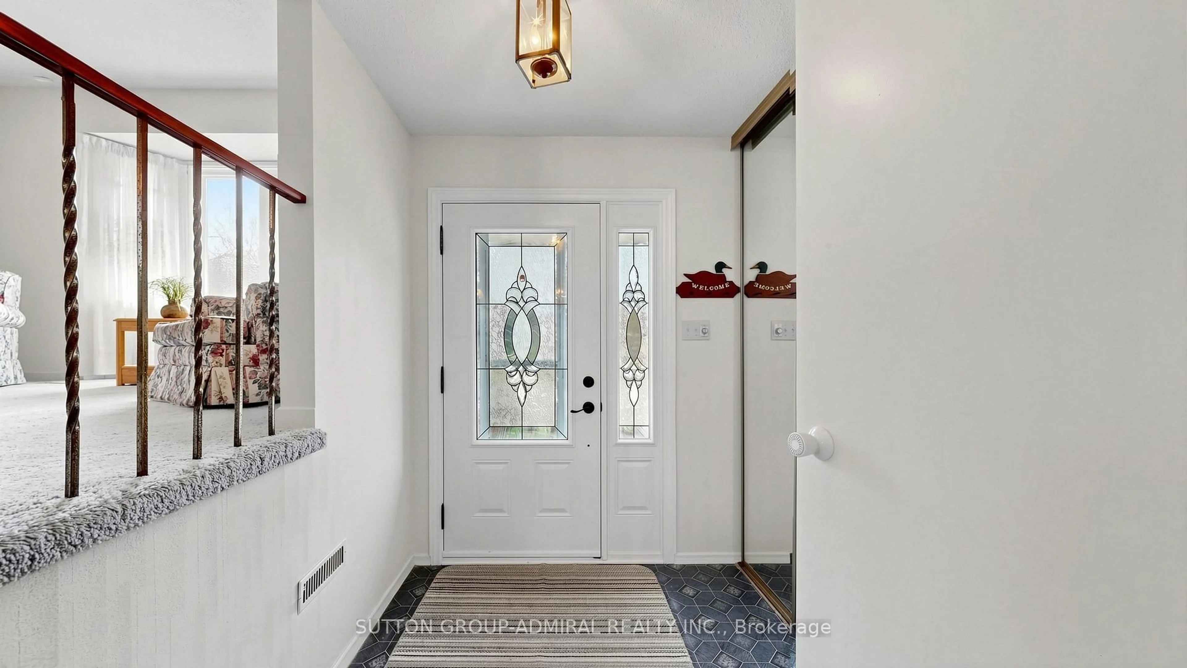 Indoor entryway for 45 Howlett Ave, Newmarket Ontario L3Y 5S6