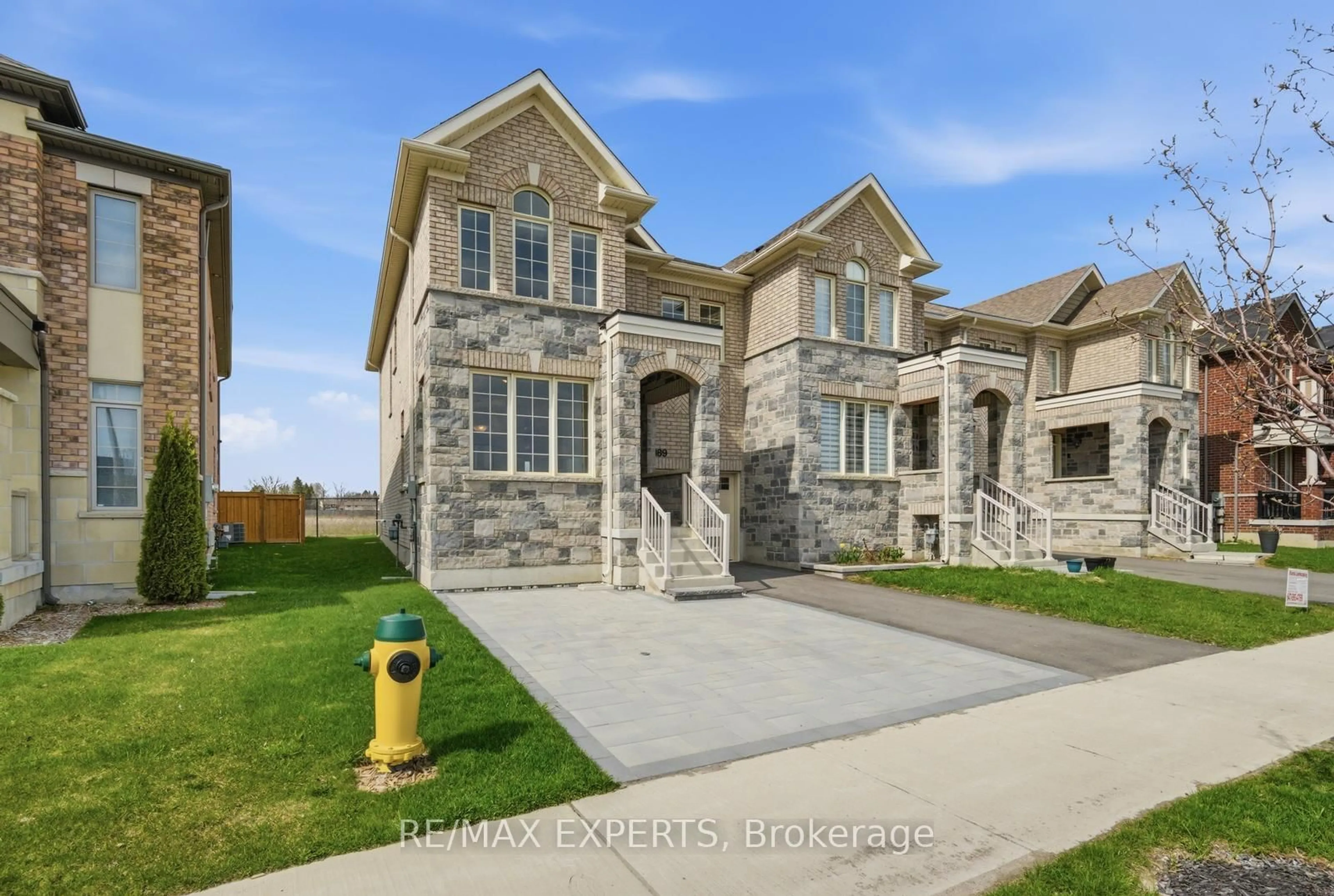 Home with brick exterior material, street for 189 Jim Mortson Dr, East Gwillimbury Ontario L9N 0Z3