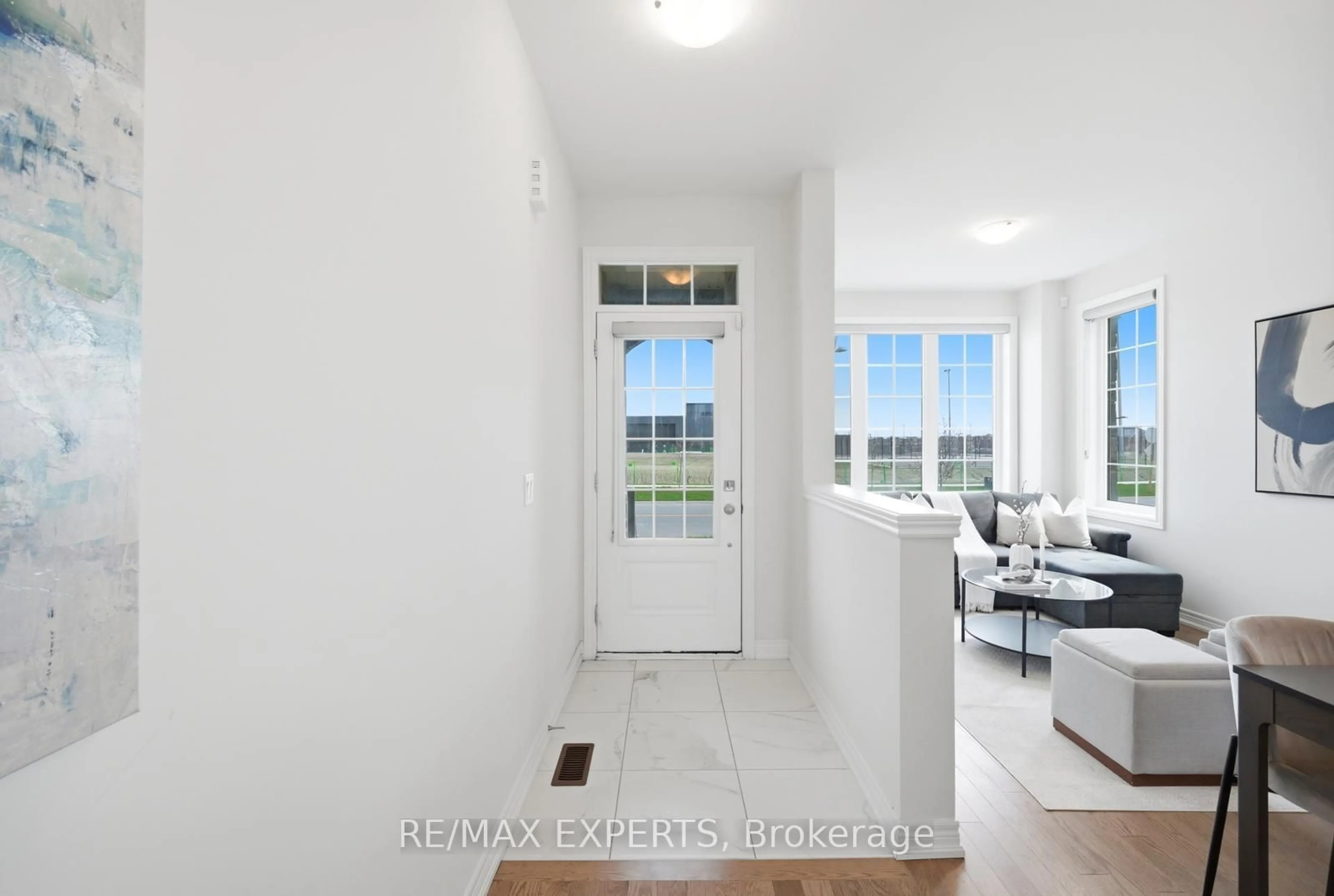 Indoor entryway for 189 Jim Mortson Dr, East Gwillimbury Ontario L9N 0Z3